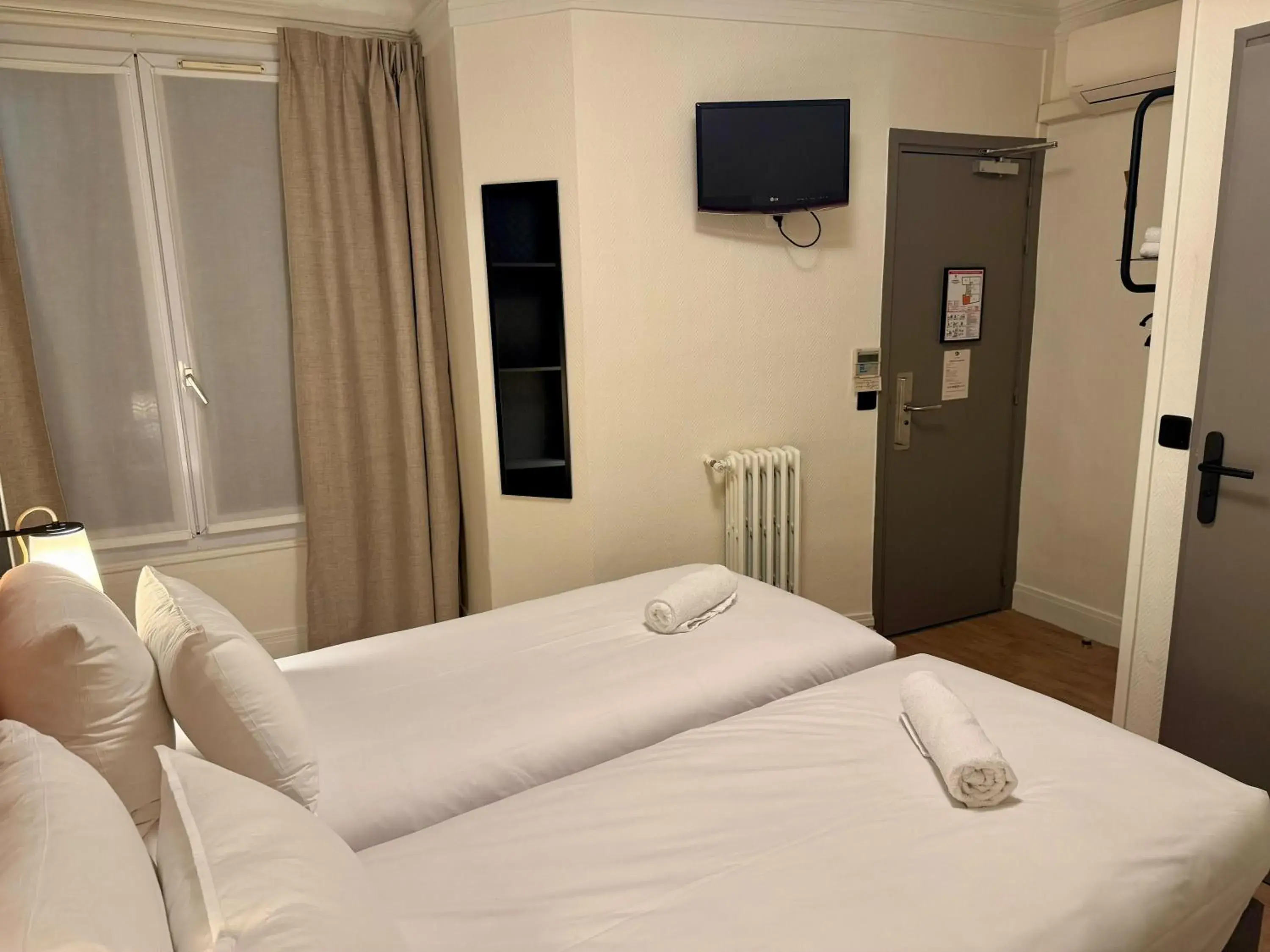 Photo of the whole room, Bed in Korner République Photo of the whole room, Bed in Korner République