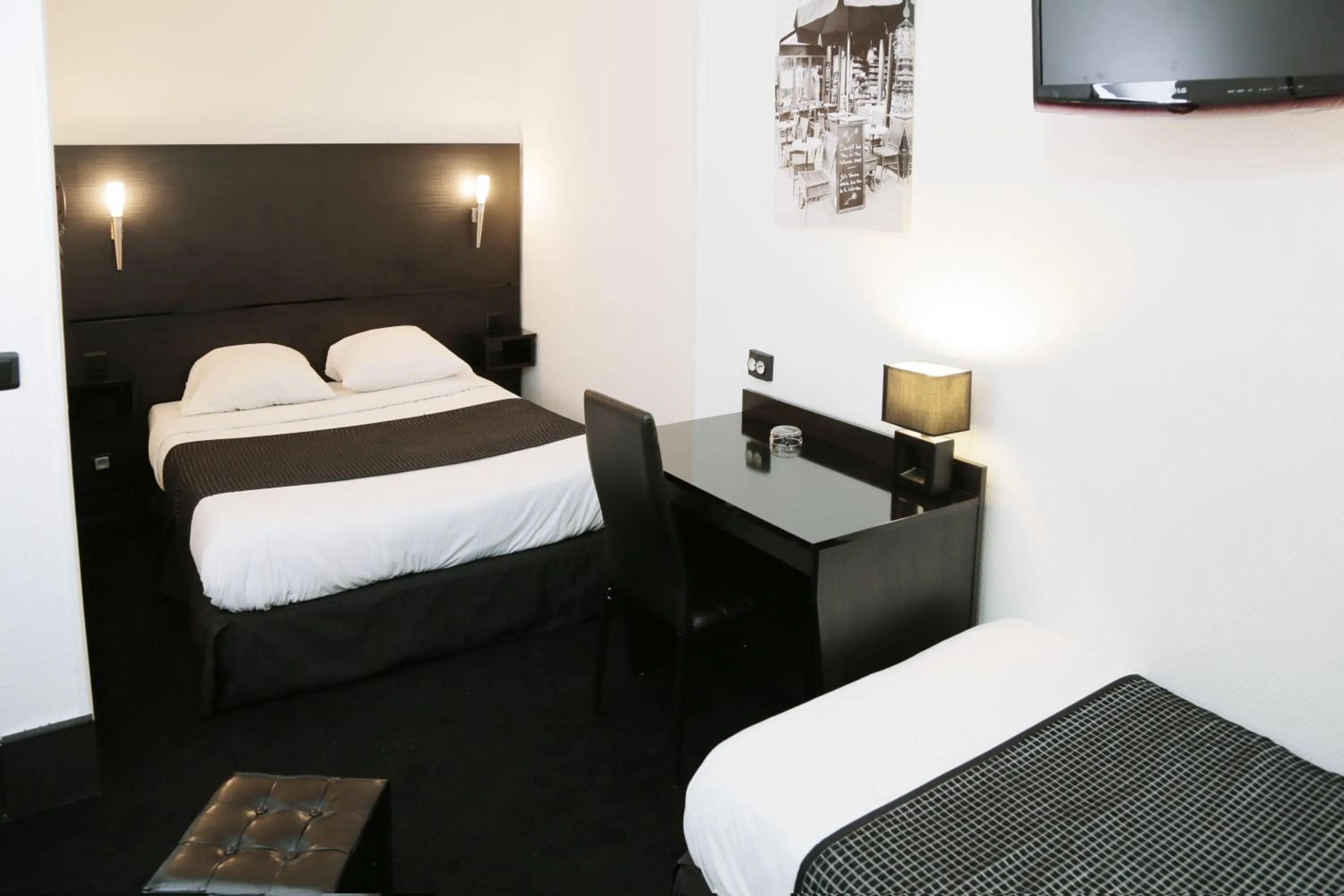 Bed in Hôtel de l'Exposition - République