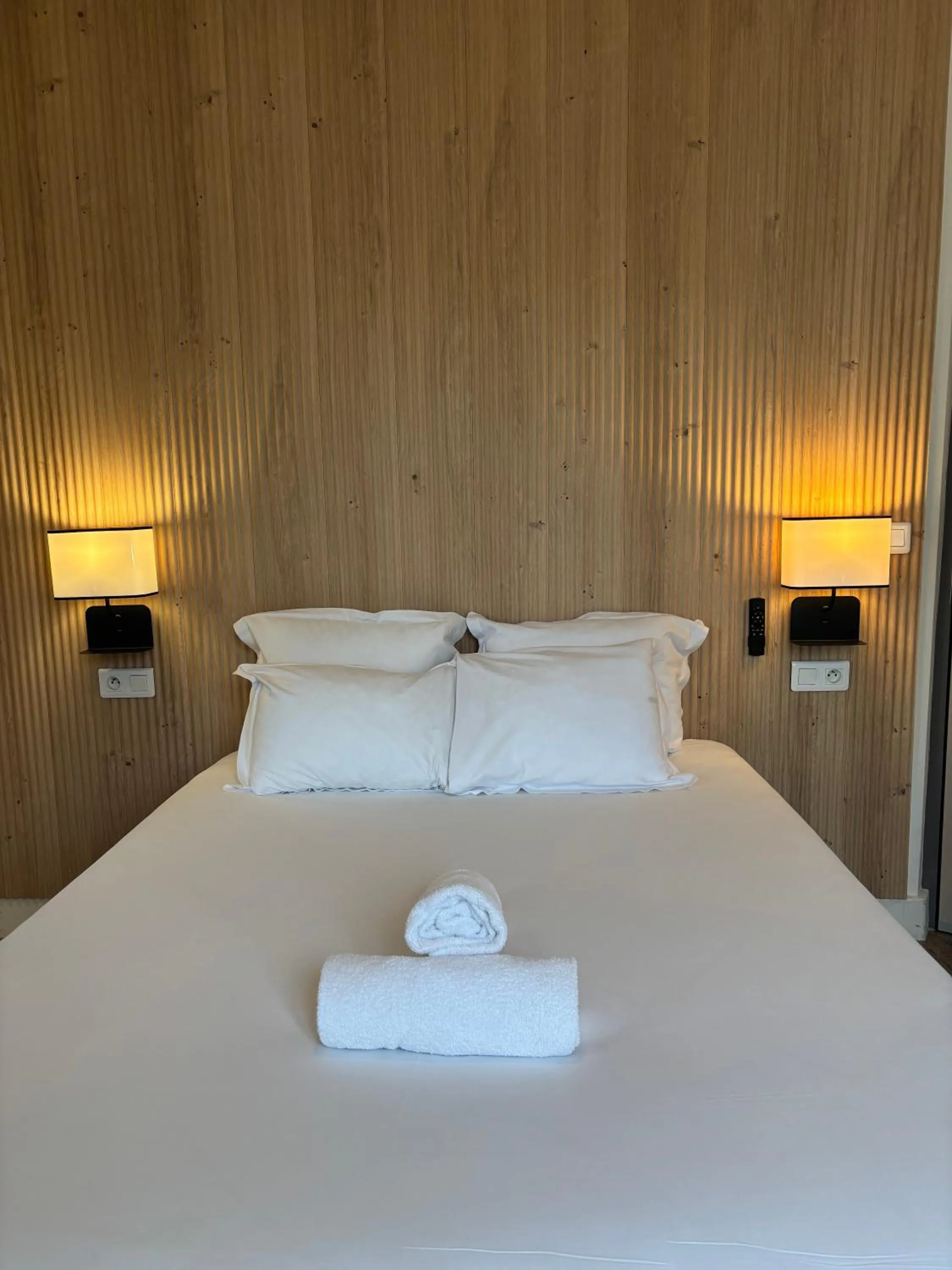 Photo of the whole room, Bed in Korner République