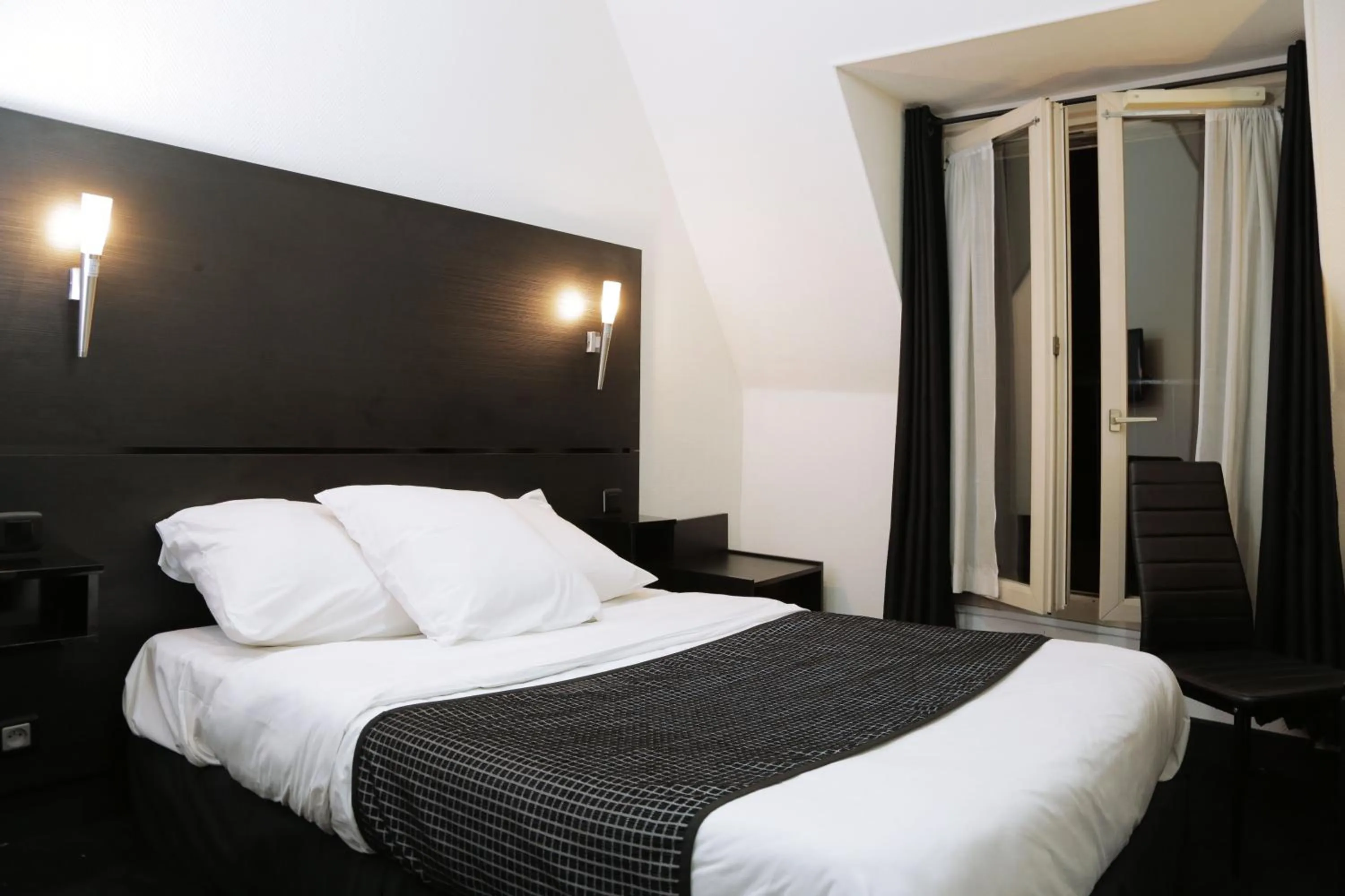 Bed in Hôtel de l'Exposition - République