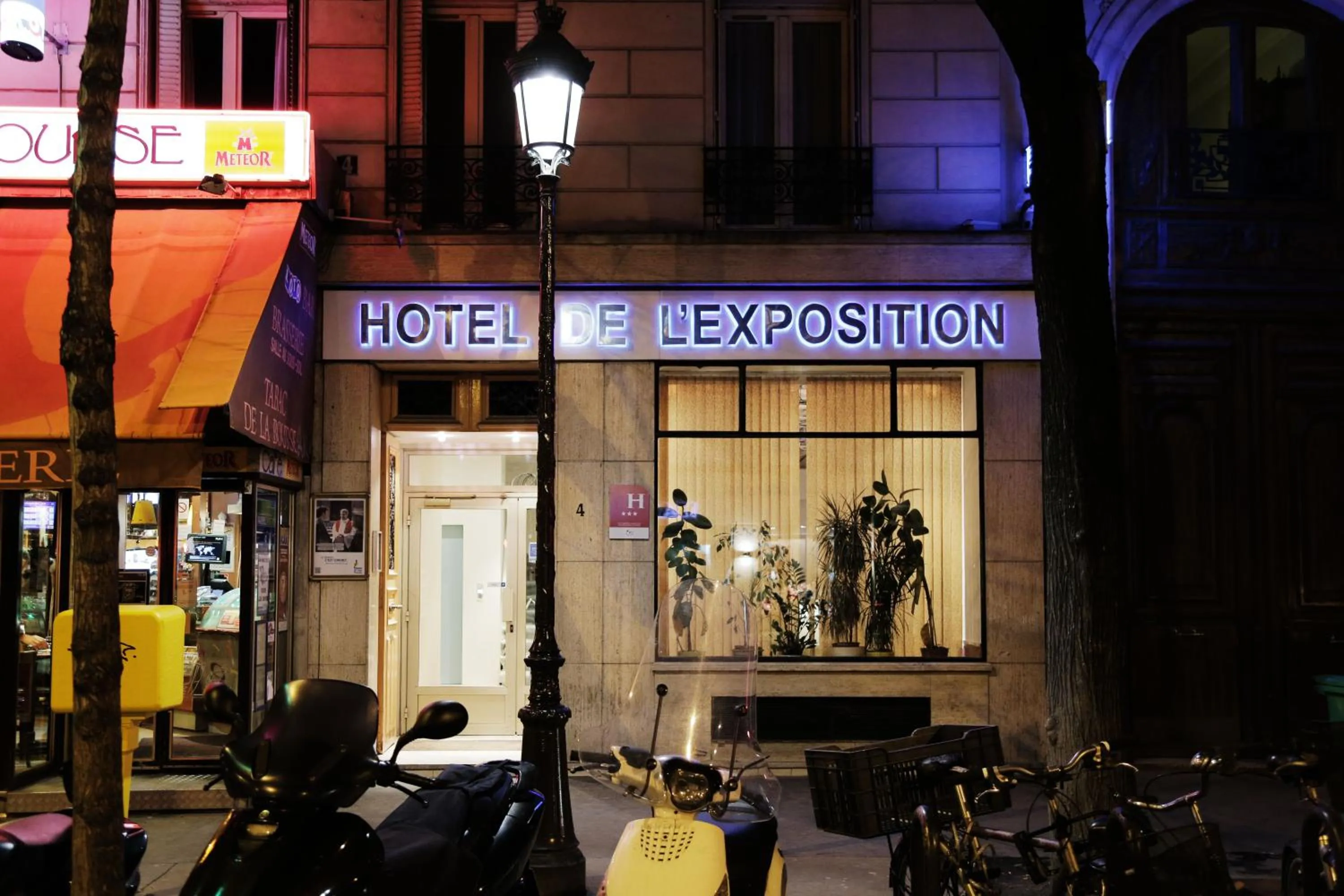 Facade/entrance in Hôtel de l'Exposition - République
