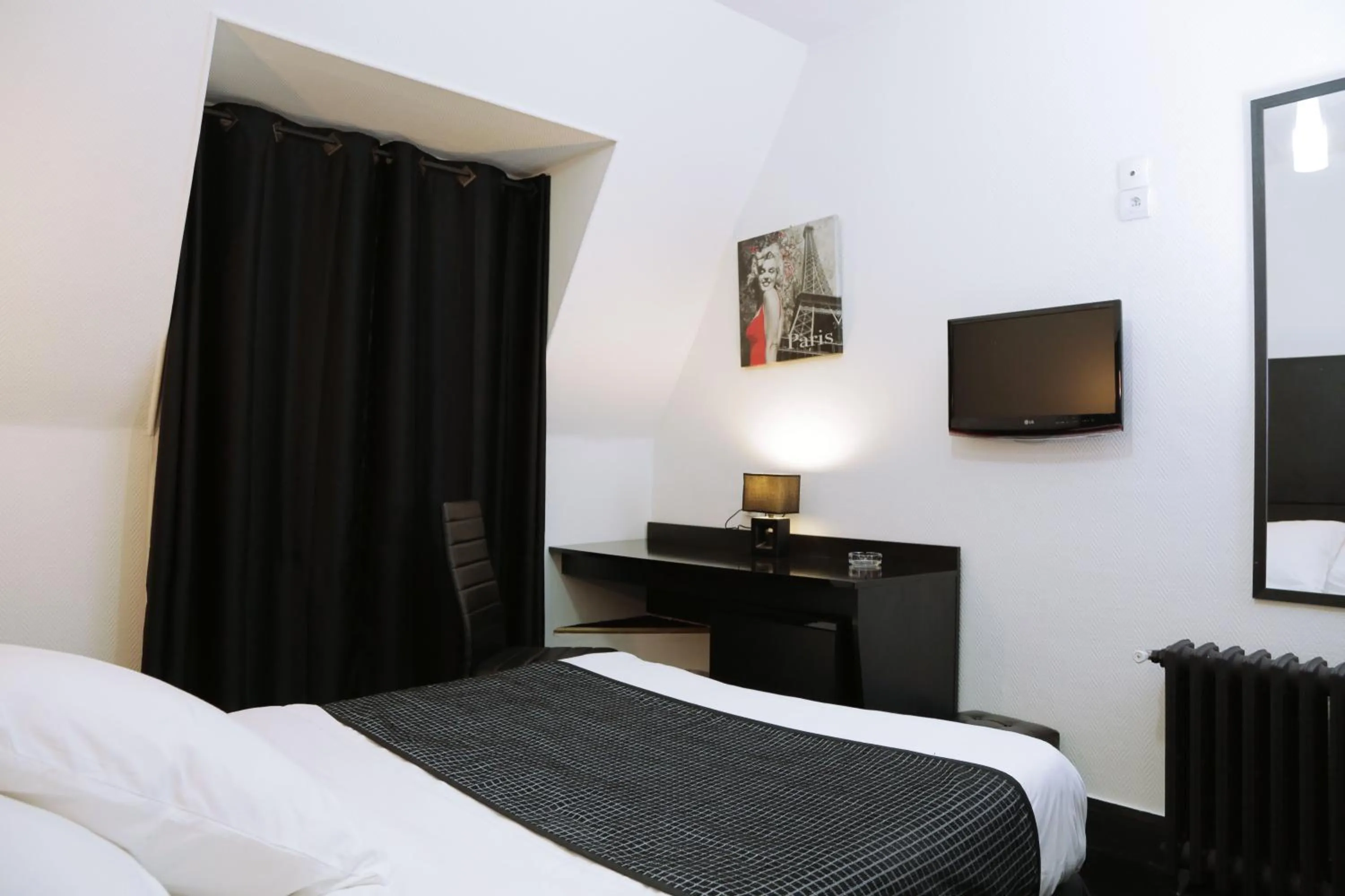 TV and multimedia, Bed in Hôtel de l'Exposition - République