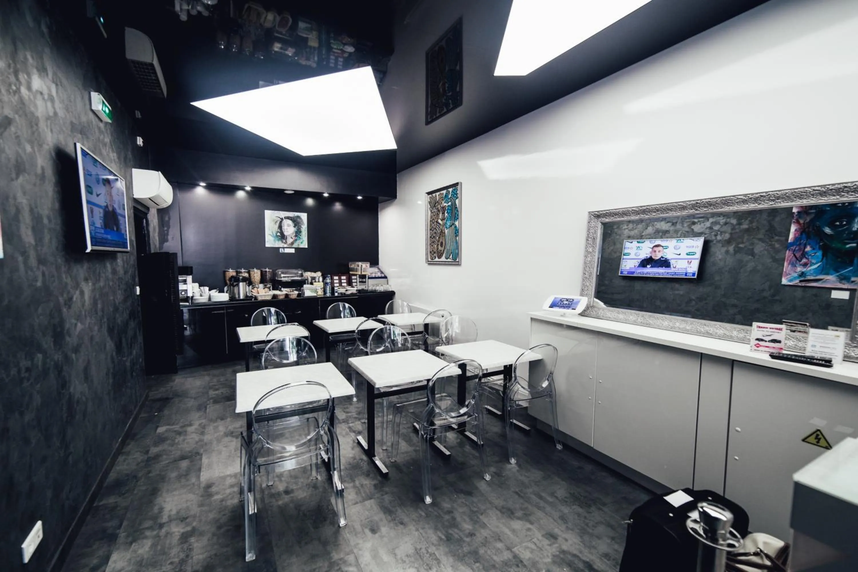 Lounge or bar in Hôtel de l'Exposition - République