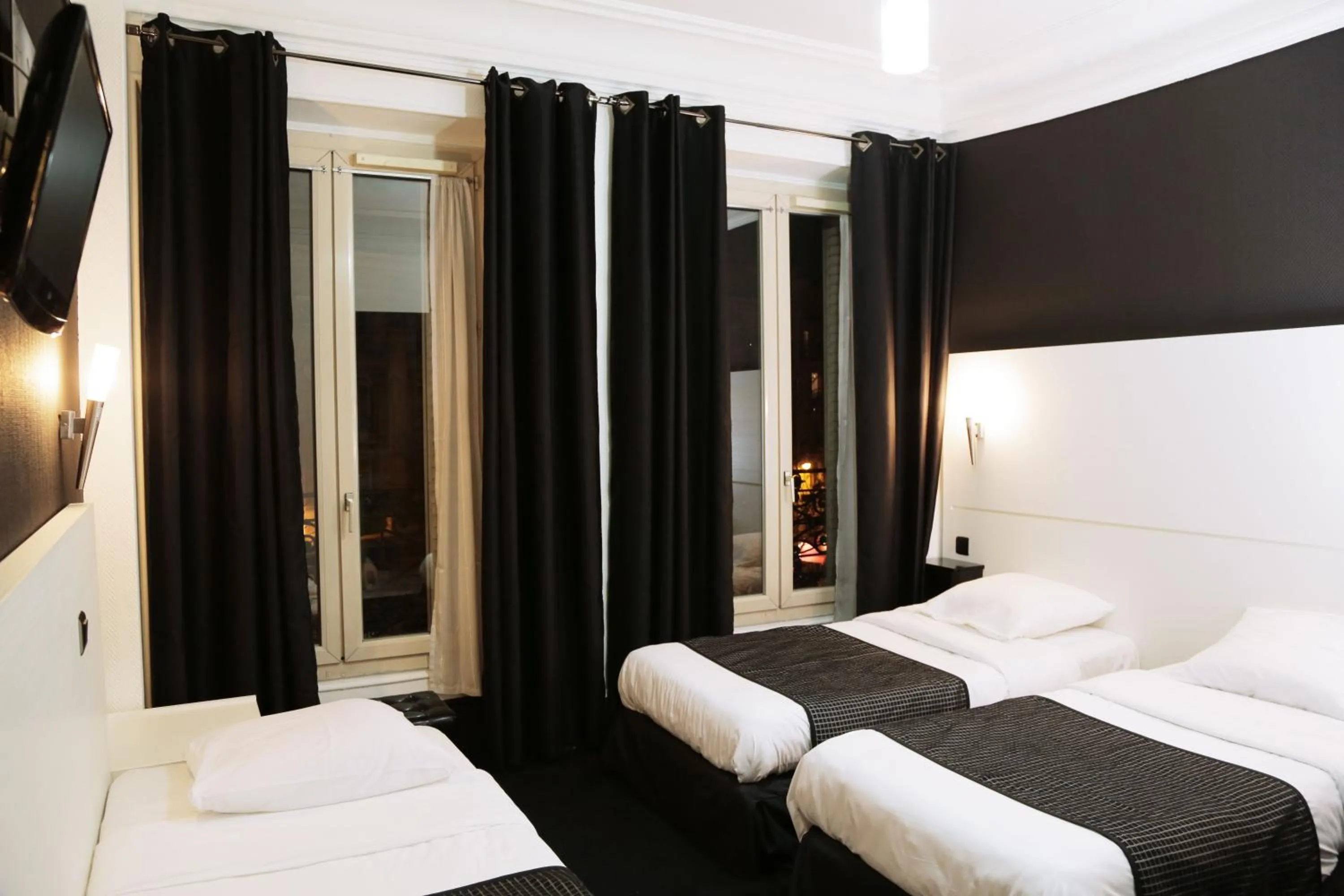 Bedroom, Bed in Hôtel de l'Exposition - République