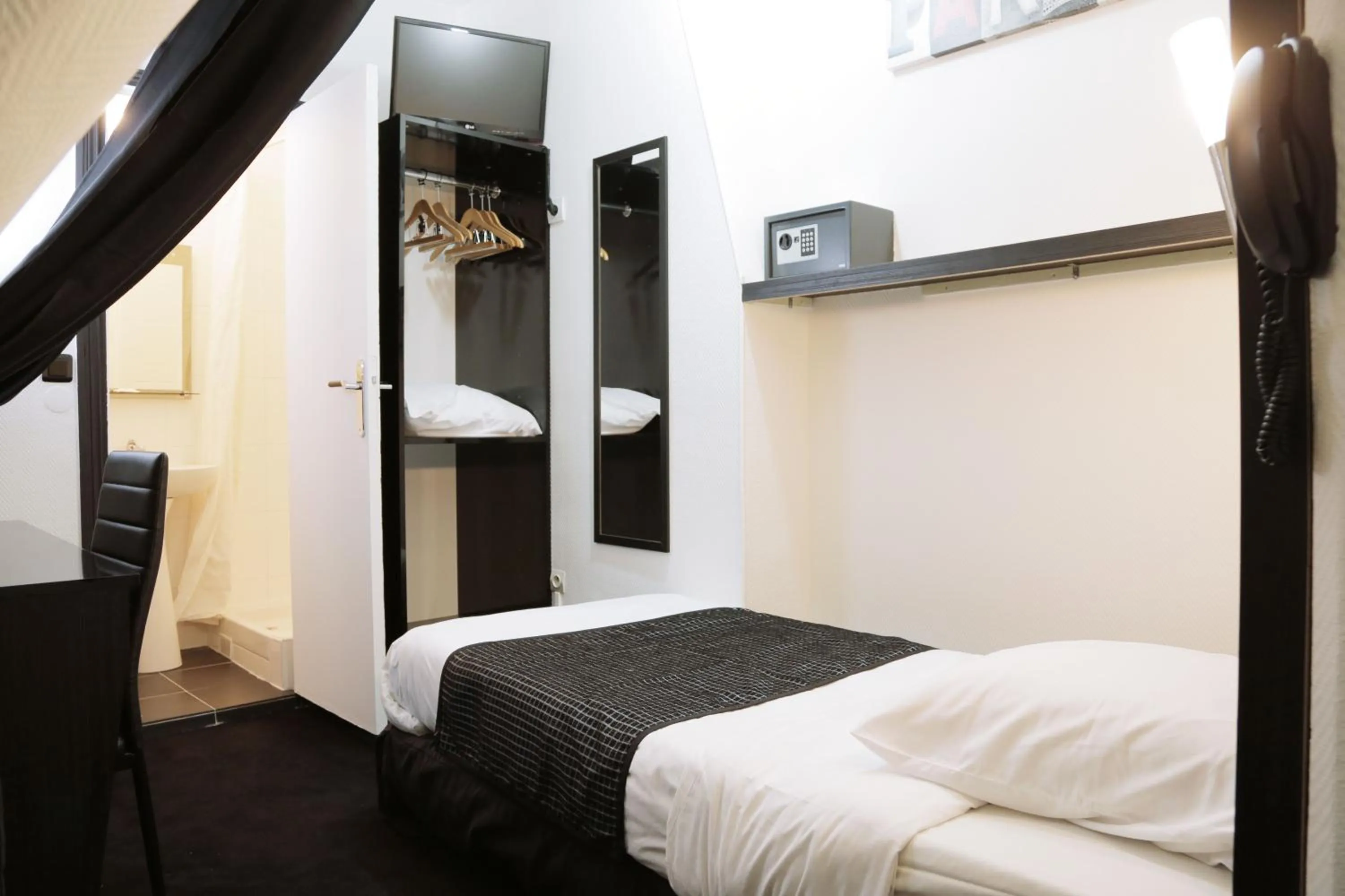 Bed in Hôtel de l'Exposition - République