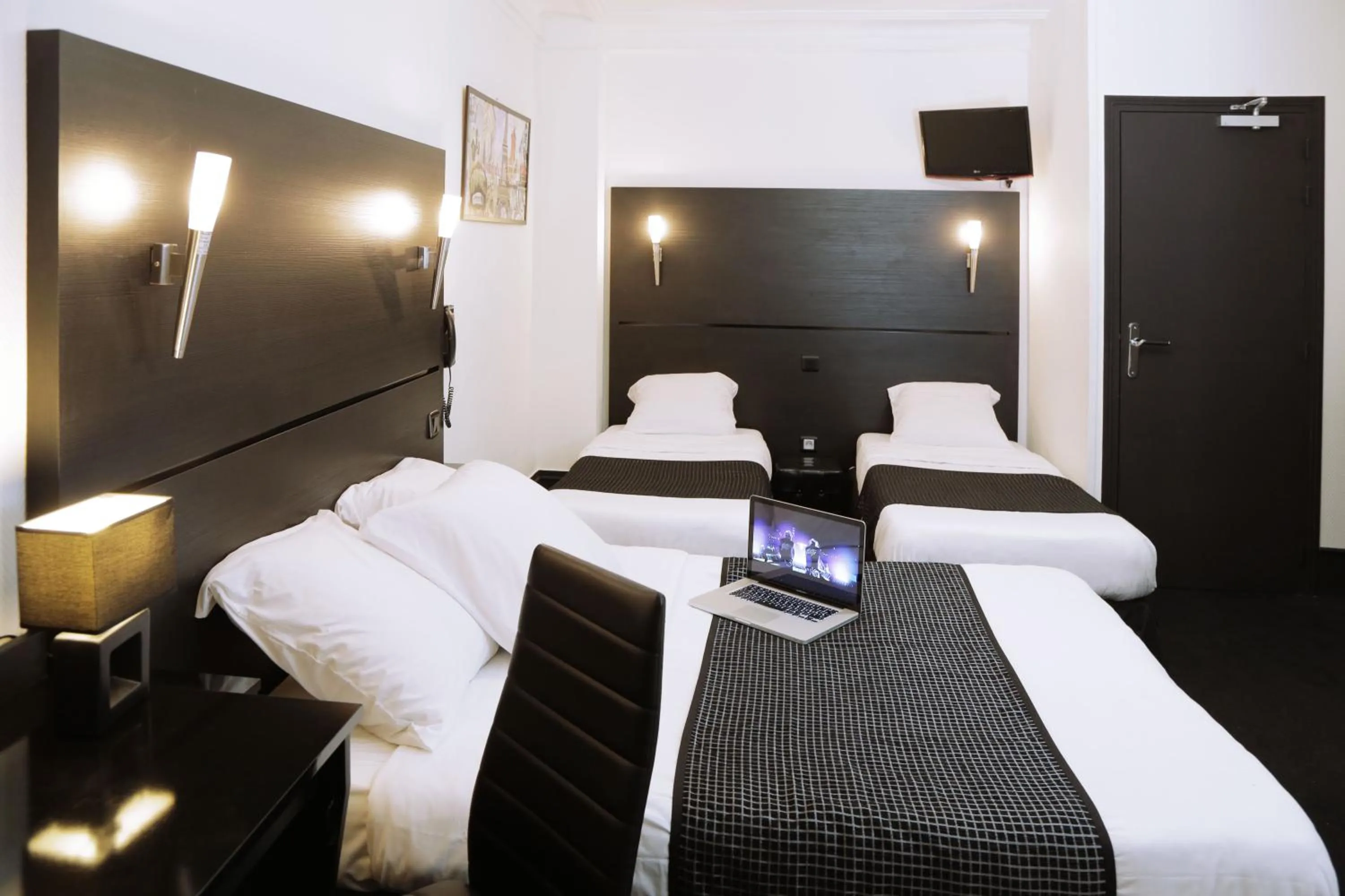 Bed in Hôtel de l'Exposition - République