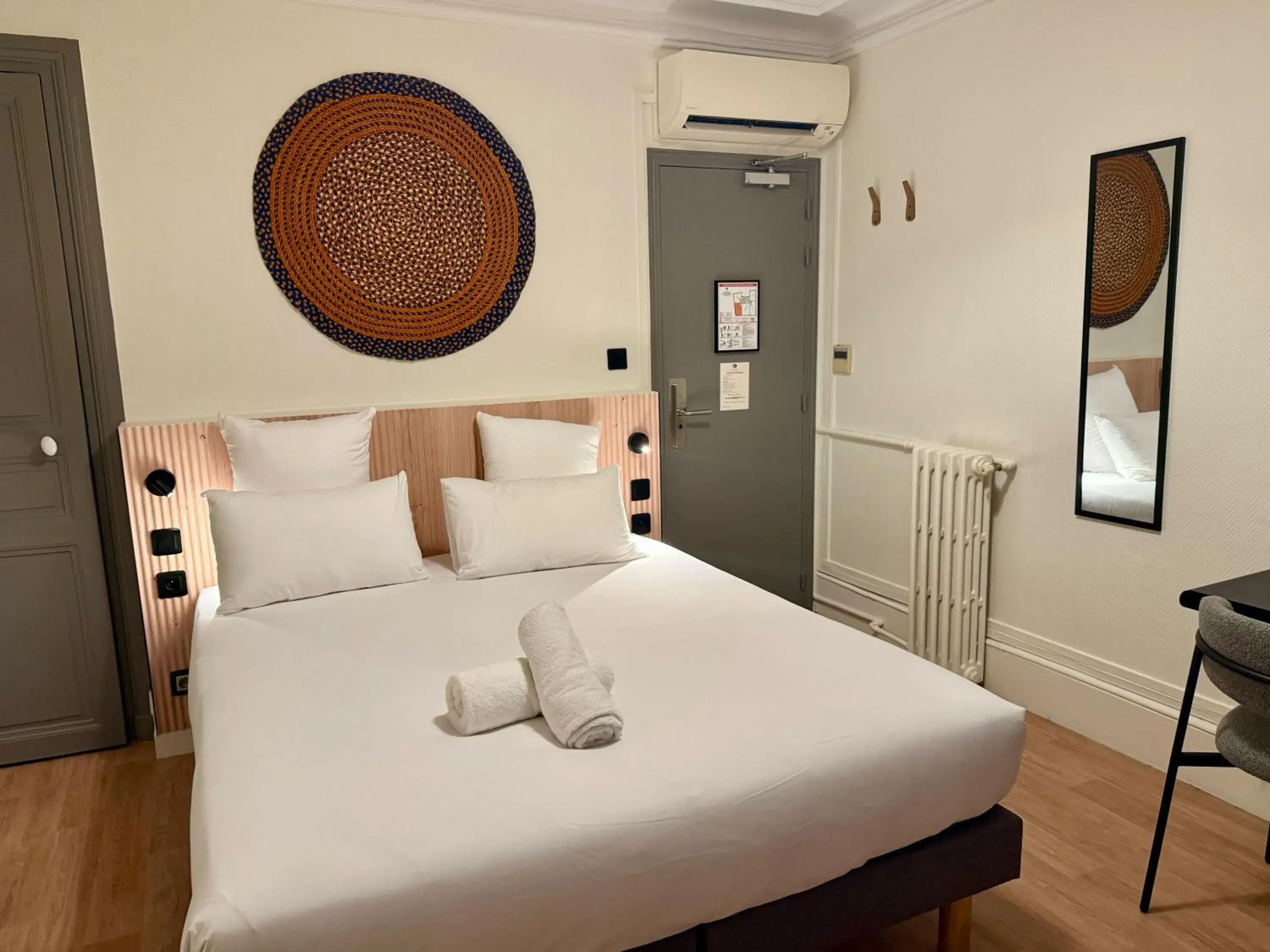 Photo of the whole room, Bed in Korner République Photo of the whole room, Bed in Korner République