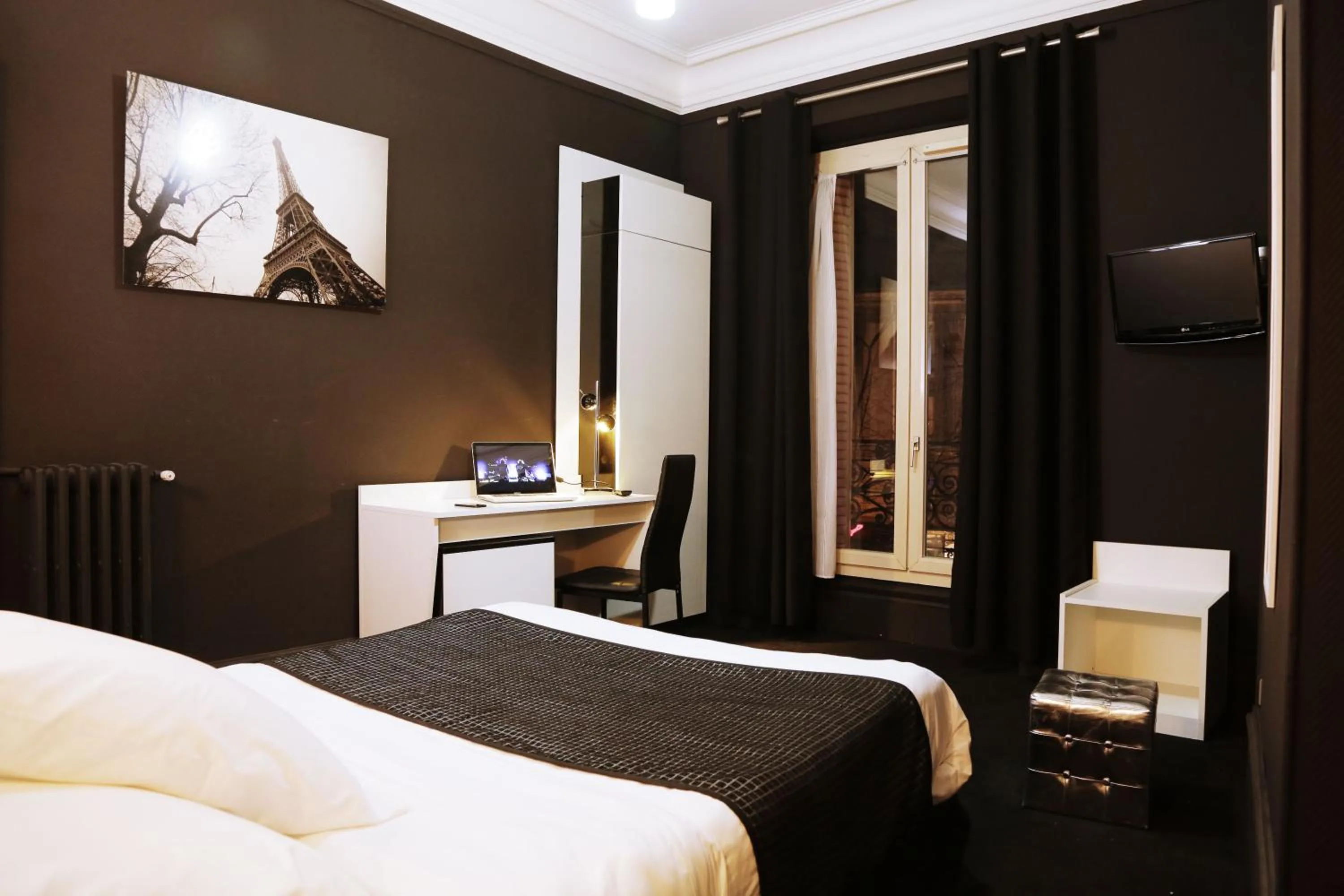 Photo of the whole room, Bed in Hôtel de l'Exposition - République