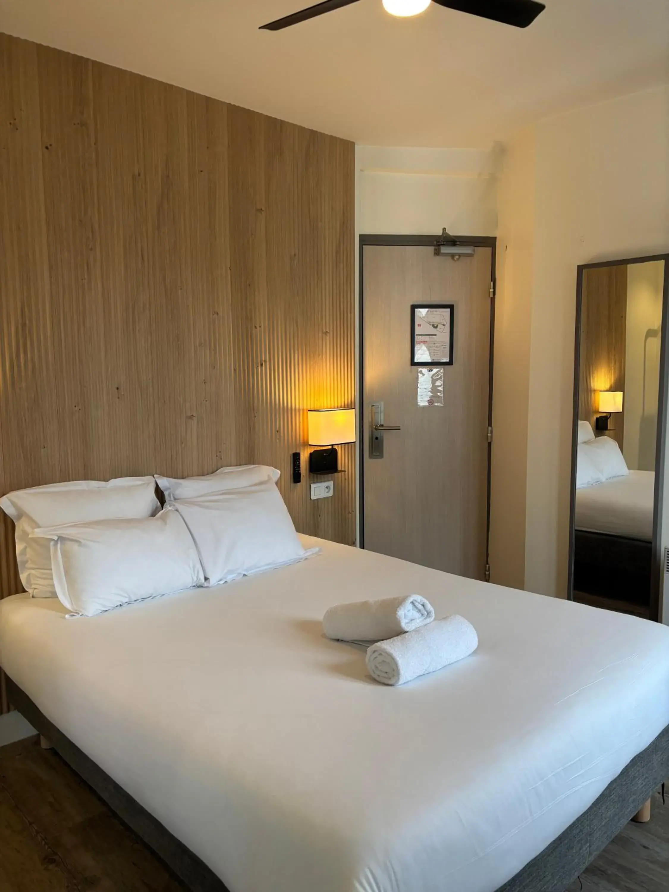 Photo of the whole room, Bed in Korner République Photo of the whole room, Bed in Korner République