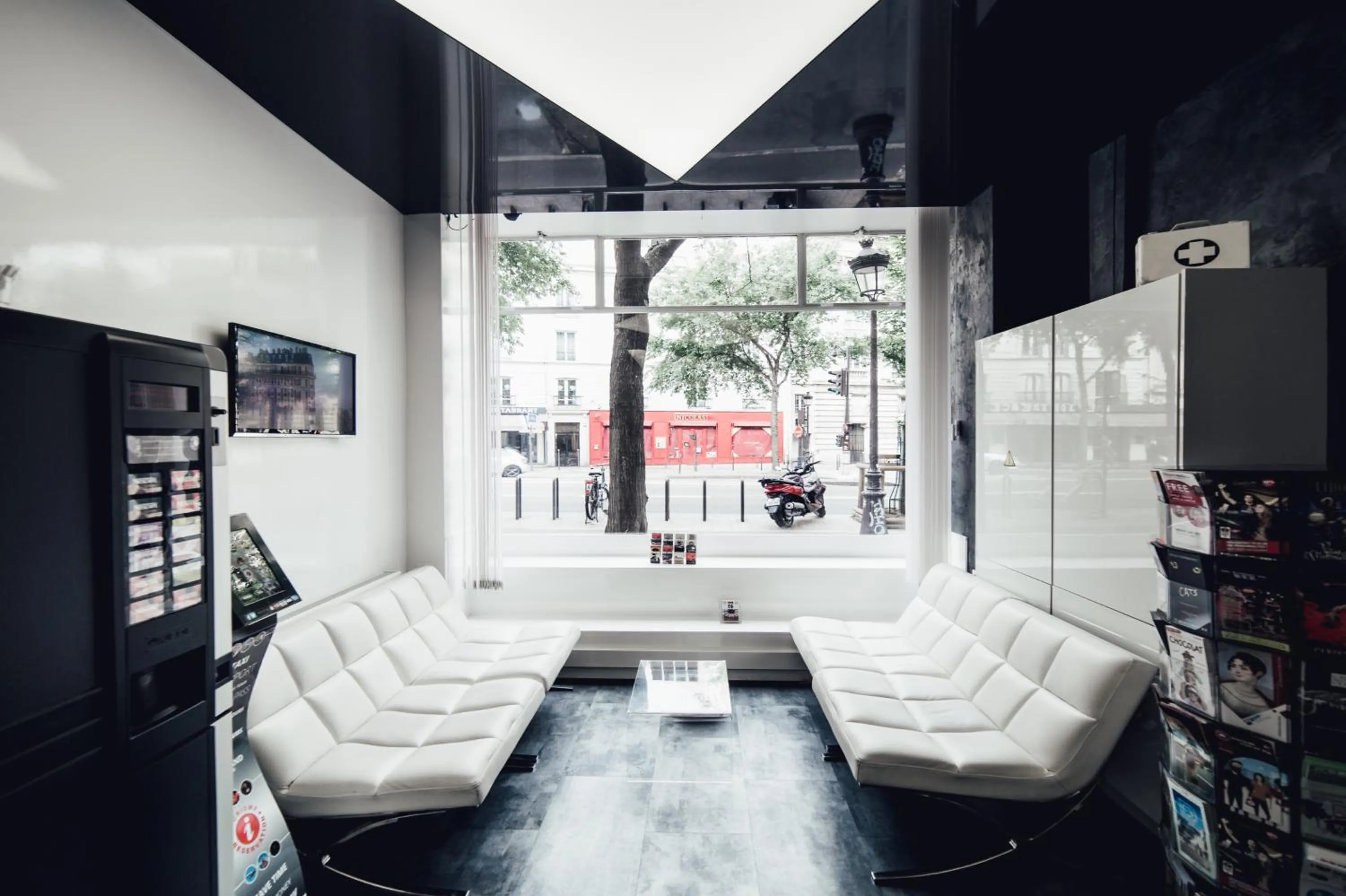 Lounge or bar in Hôtel de l'Exposition - République