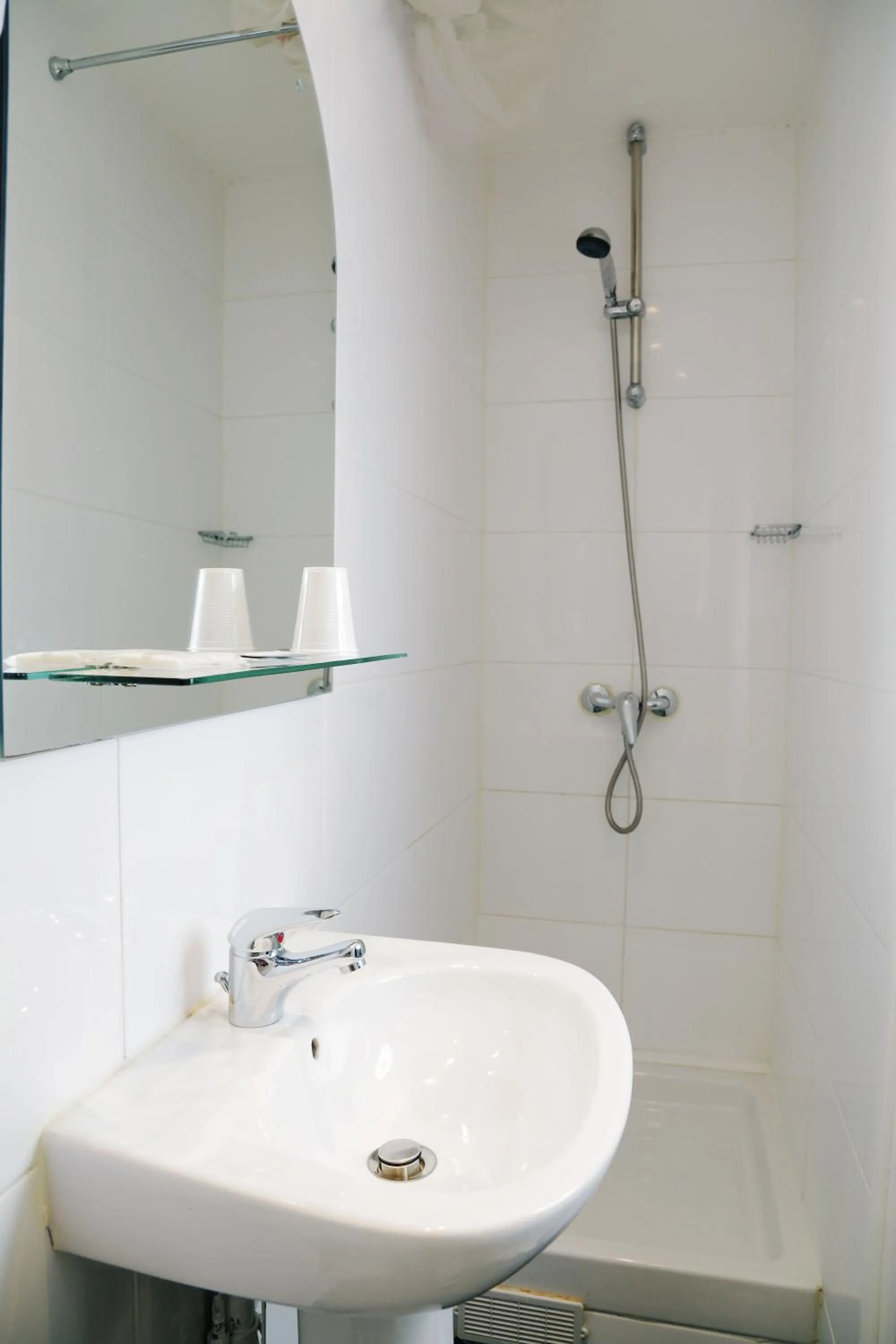 Bathroom in Hôtel de l'Exposition - République