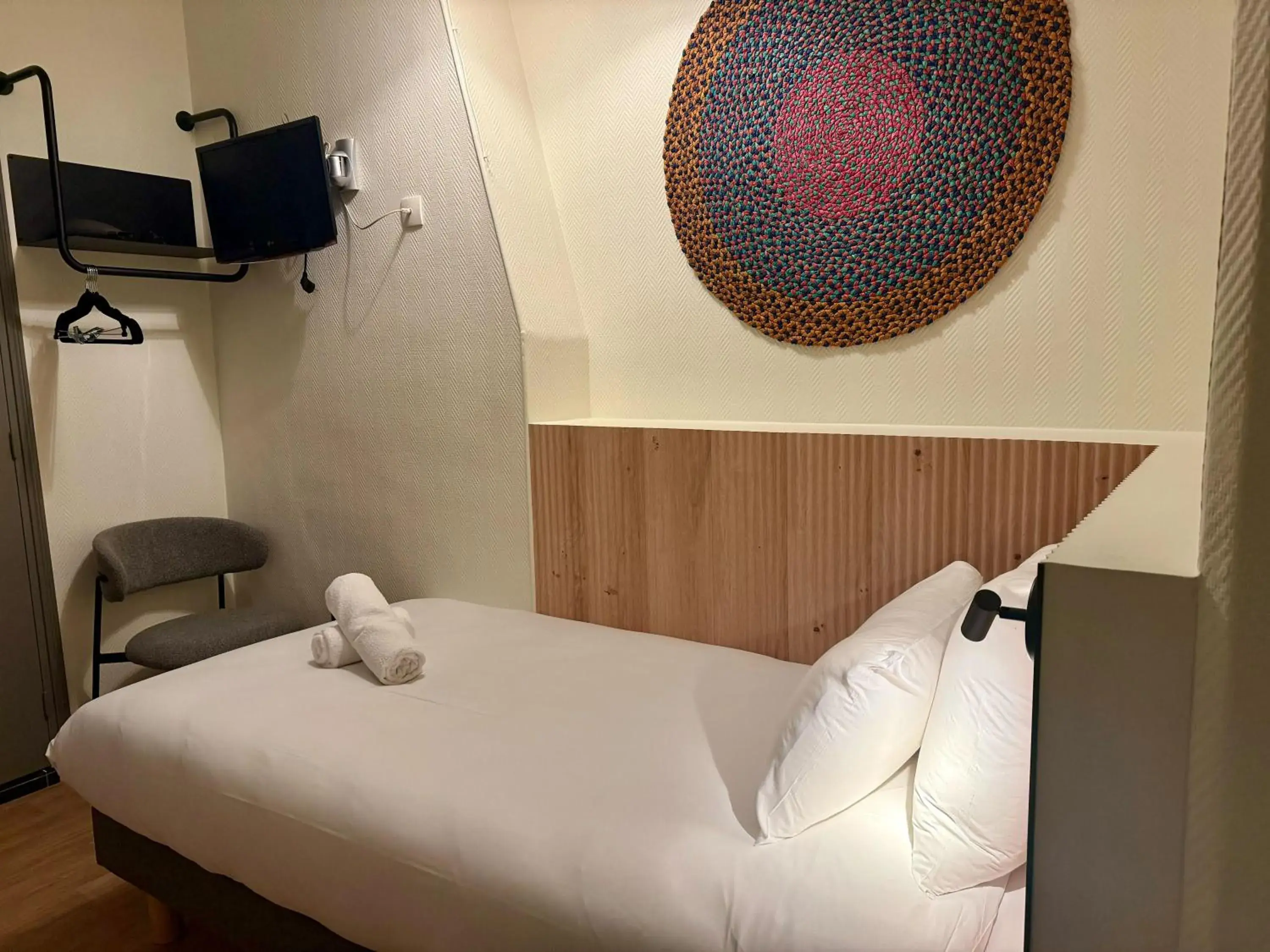 Photo of the whole room, Bed in Korner République Photo of the whole room, Bed in Korner République