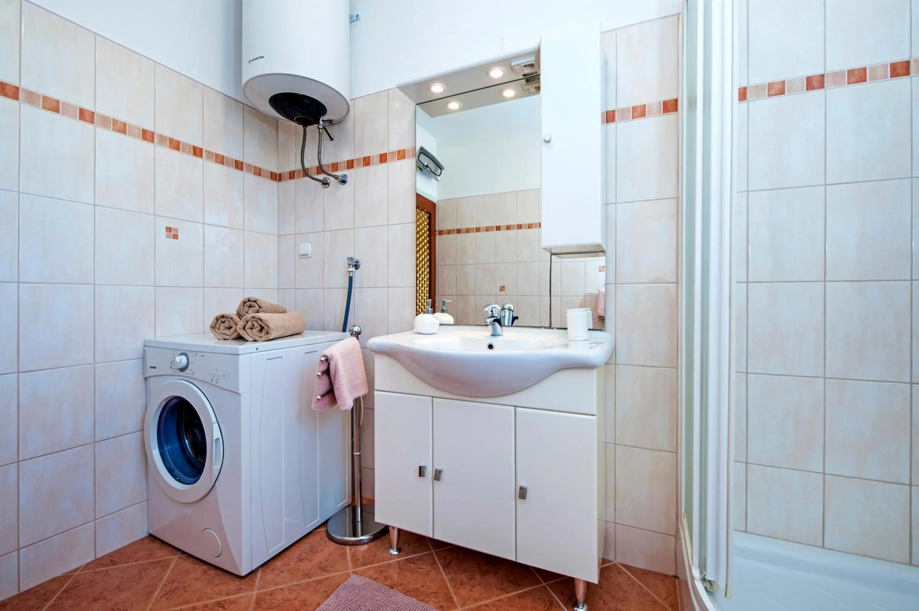 Shower in Apartment Ivo