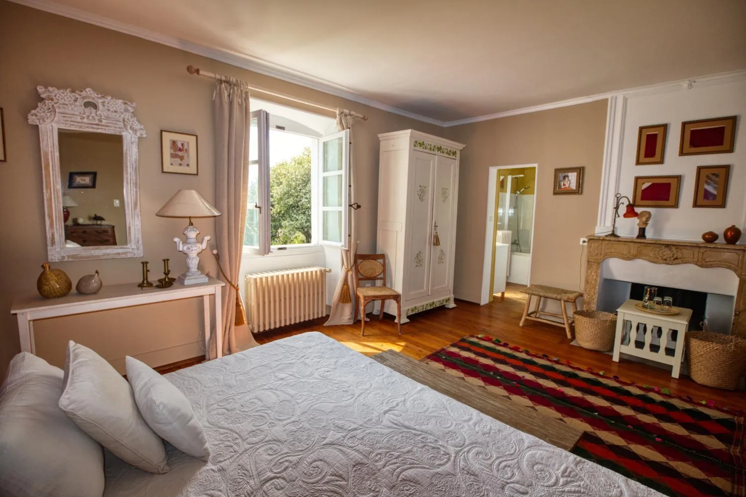 Photo of the whole room, Bed in Mas d'Escattes