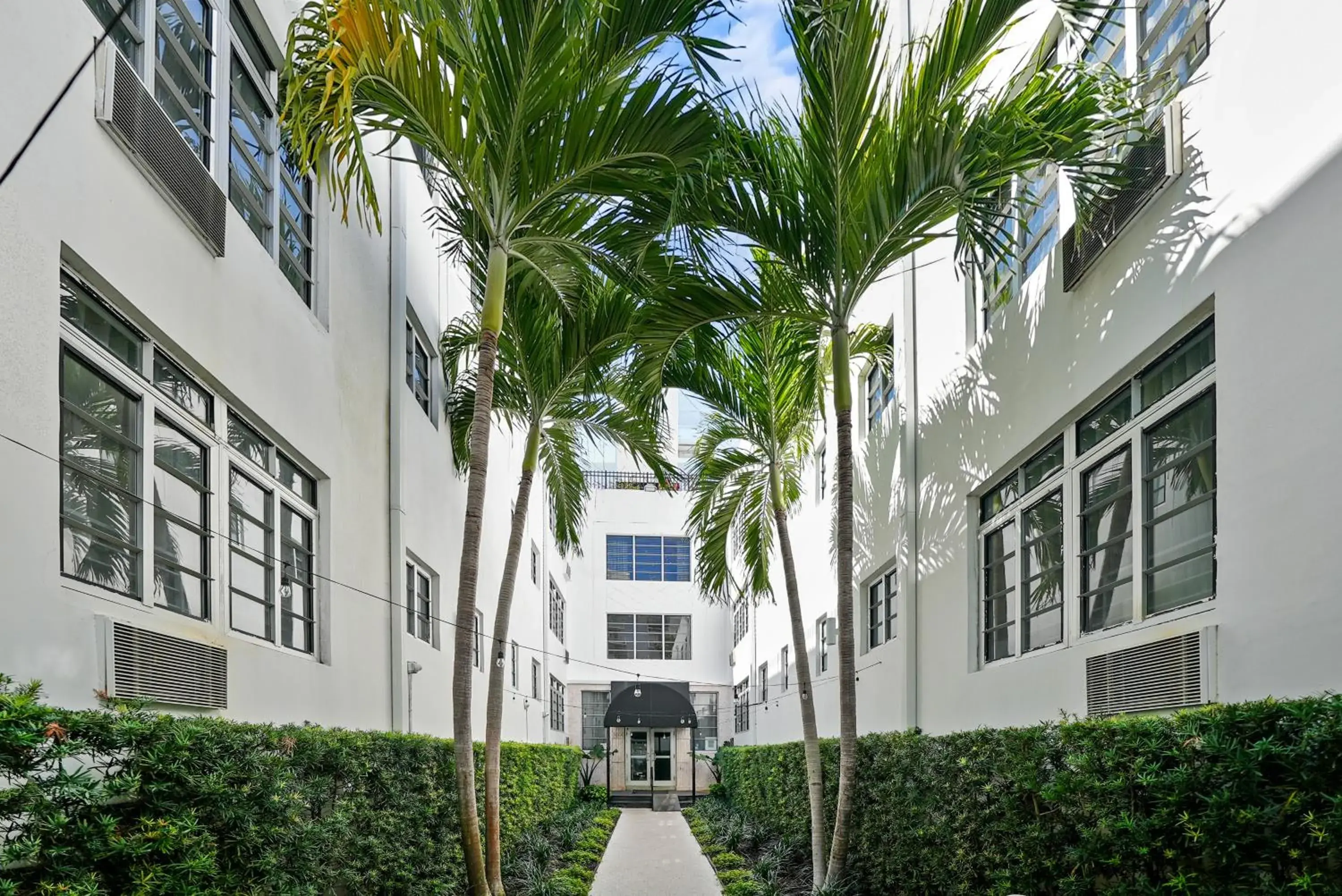 Property building in Lincoln Arms Suites Property building in Lincoln Arms Suites