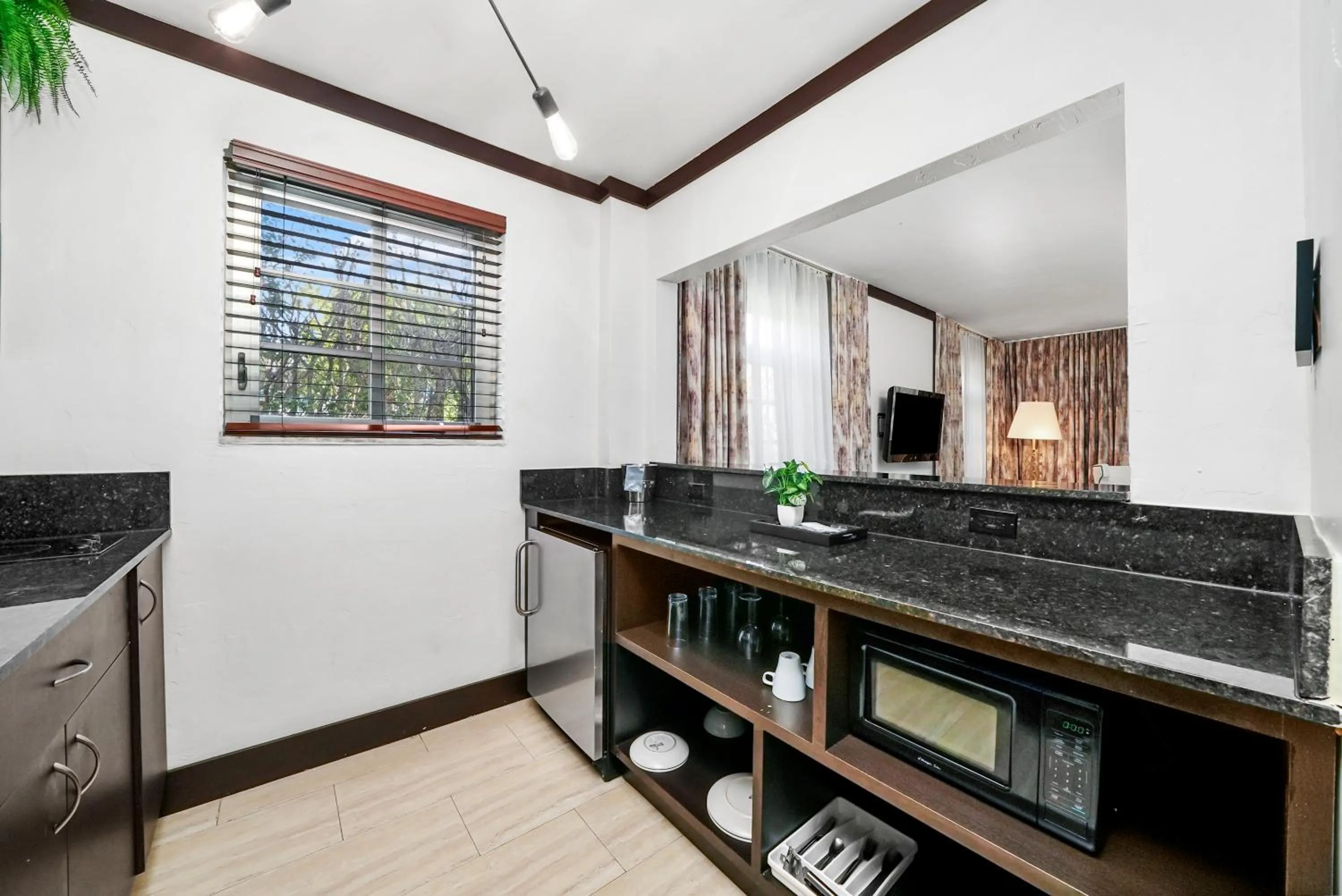 Kitchen or kitchenette in Lincoln Arms Suites