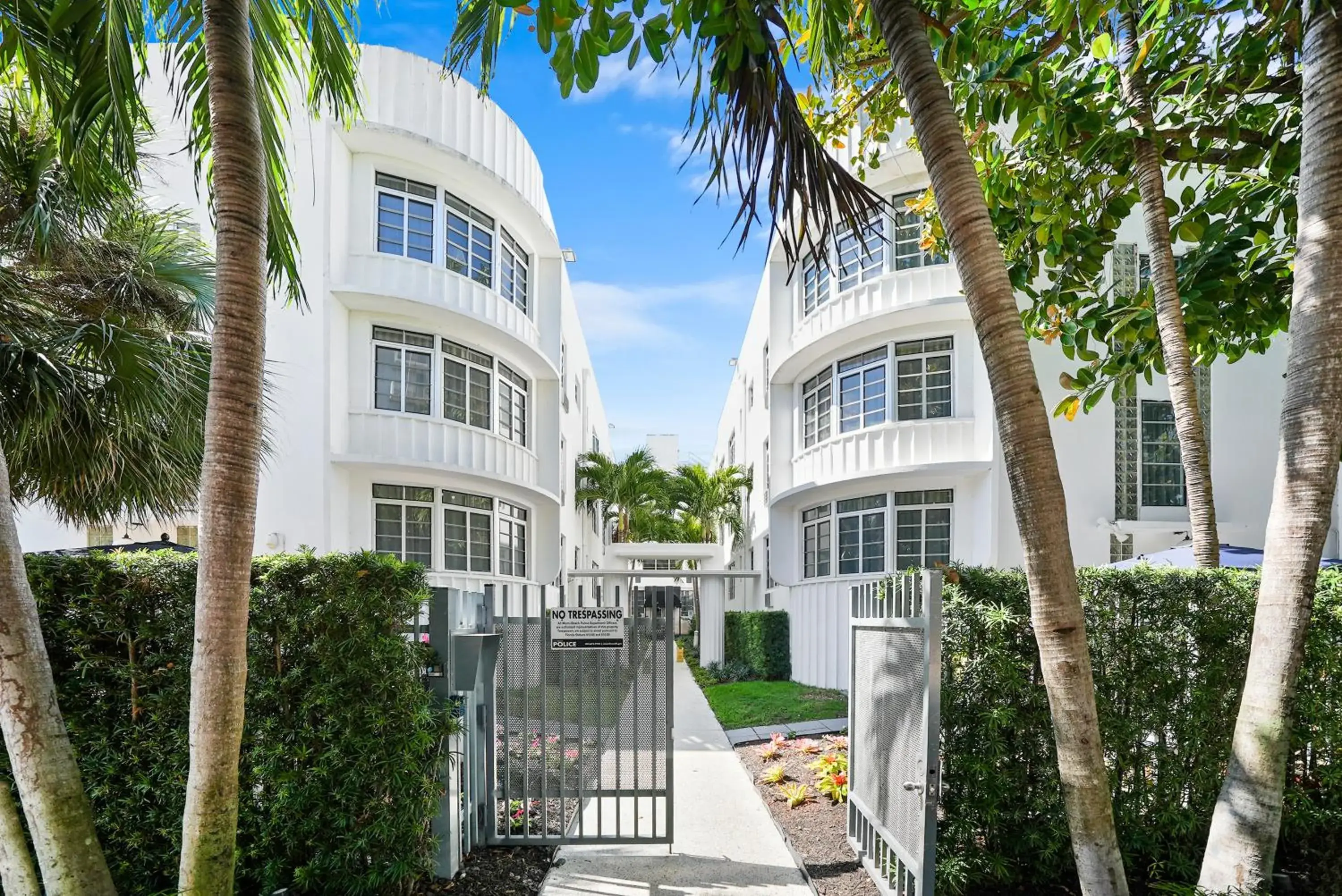 Property building in Lincoln Arms Suites Property building in Lincoln Arms Suites