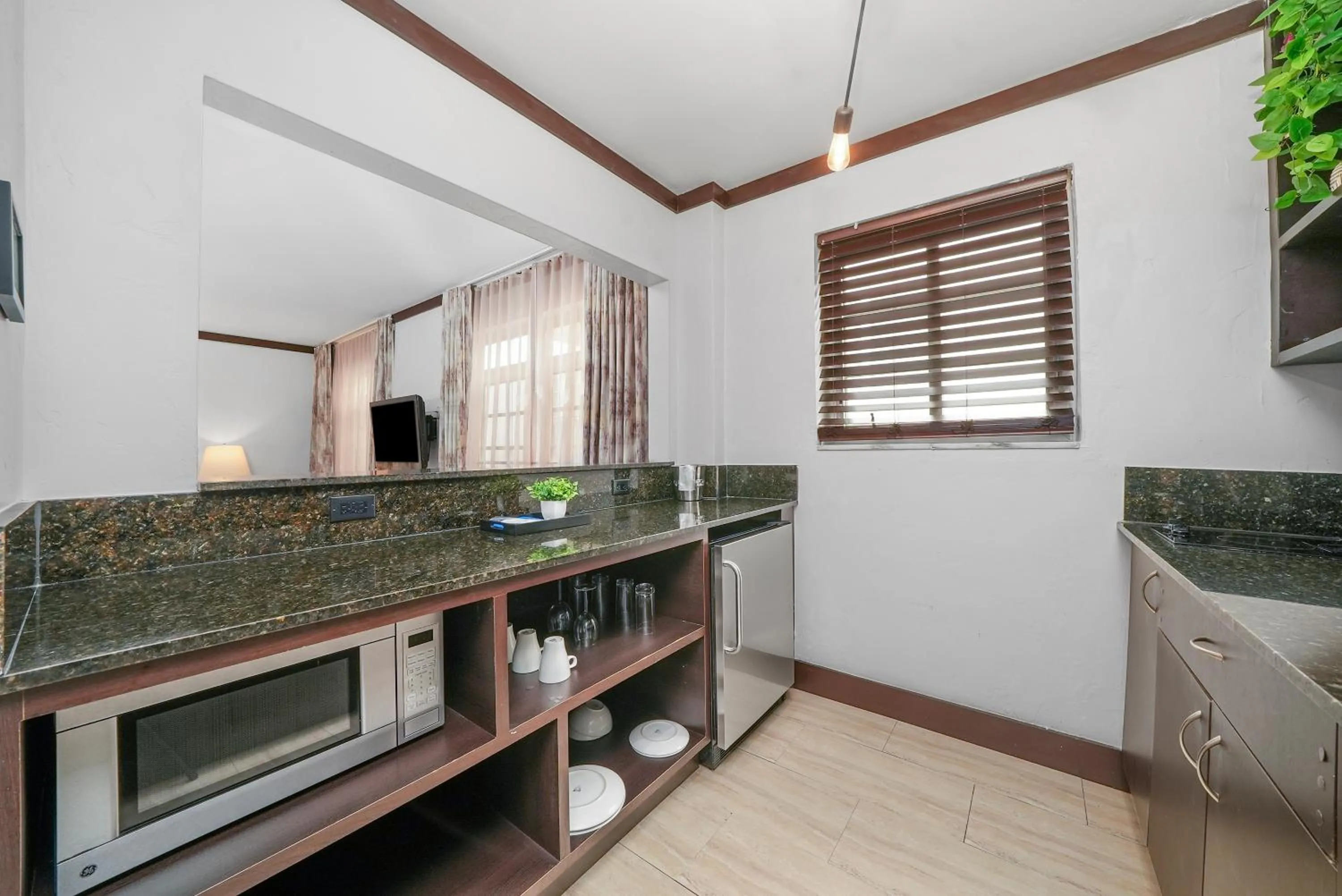 Kitchen or kitchenette in Lincoln Arms Suites