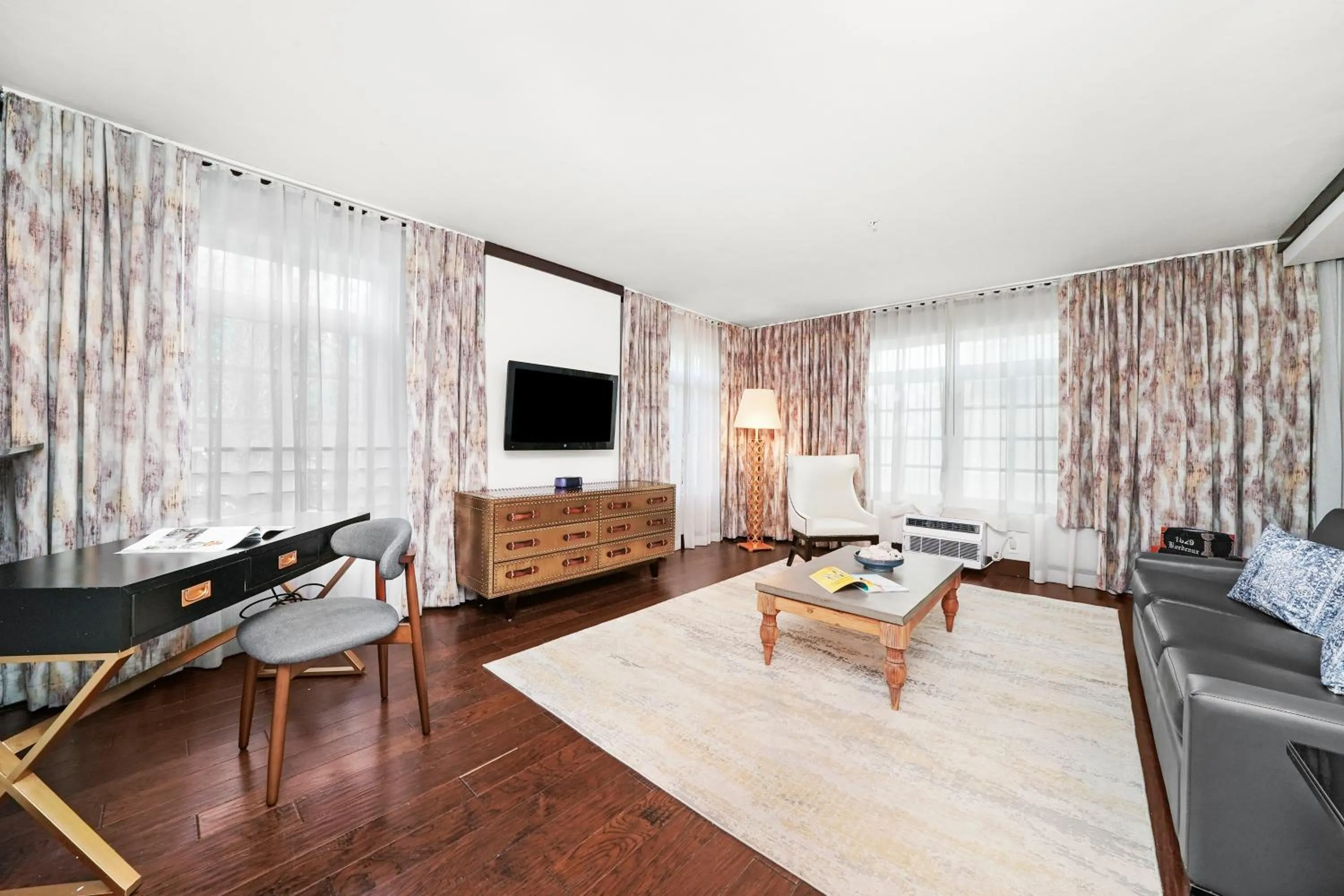 Living room in Lincoln Arms Suites