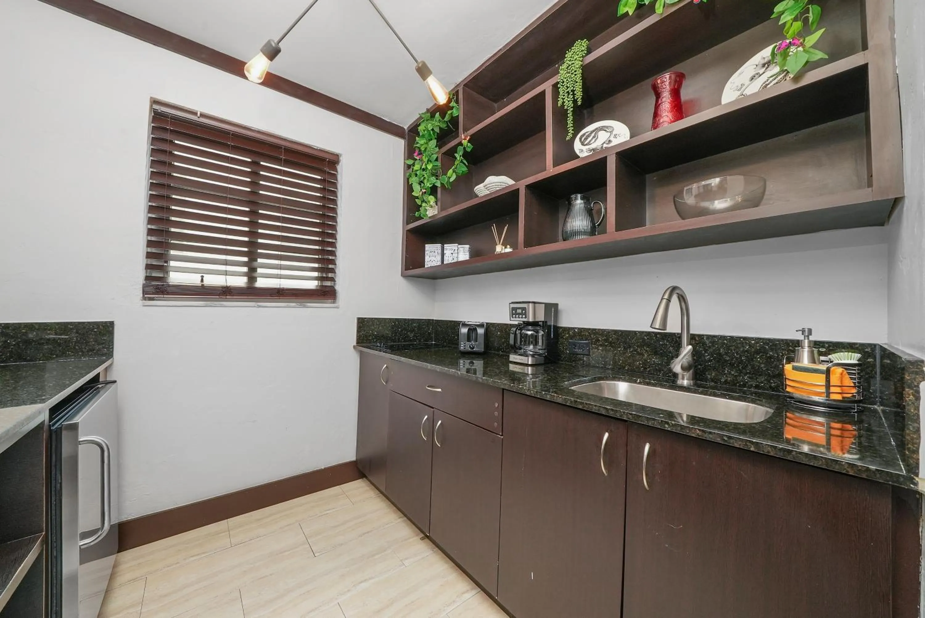 Kitchen or kitchenette in Lincoln Arms Suites