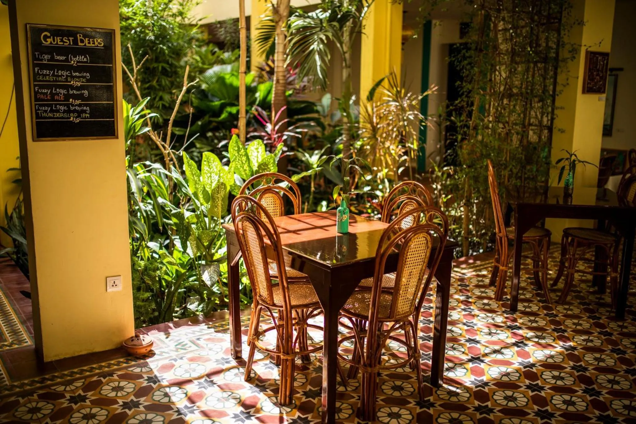 Restaurant/places to eat in Hotel Old Cinema