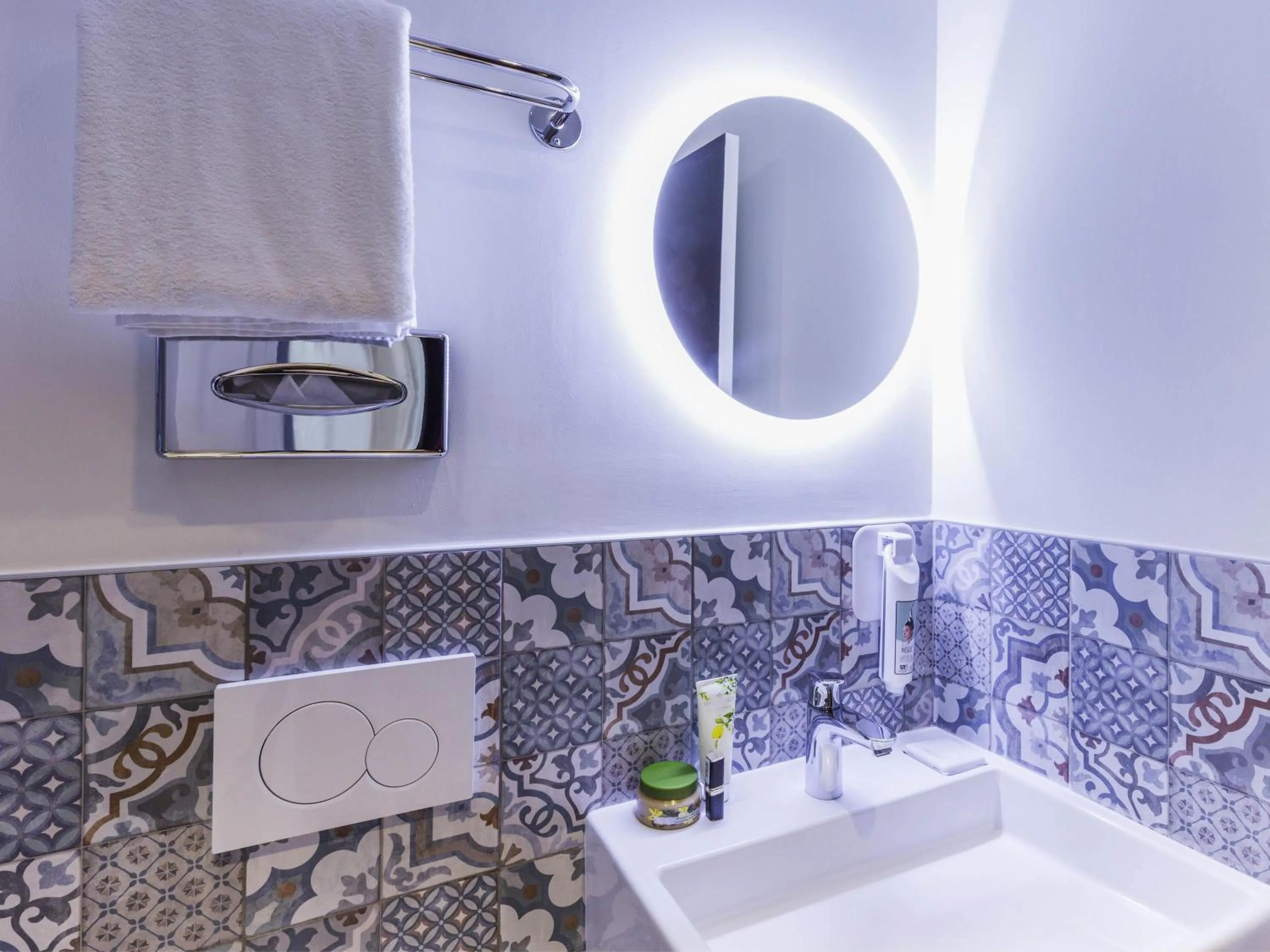 Bedroom in ibis Styles Paris Gare de l'Est TGV