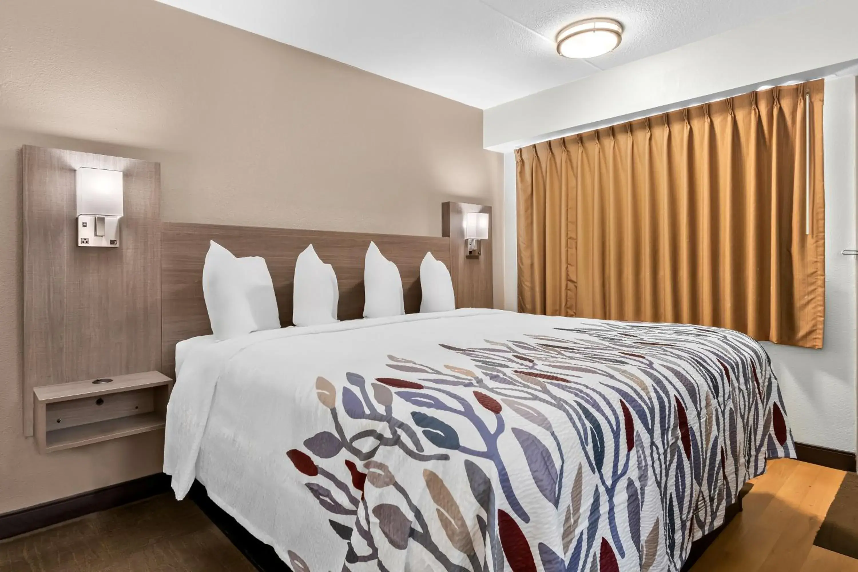 Photo of the whole room, Bed in Red Roof Inn Harrisburg North Photo of the whole room, Bed in Red Roof Inn Harrisburg North