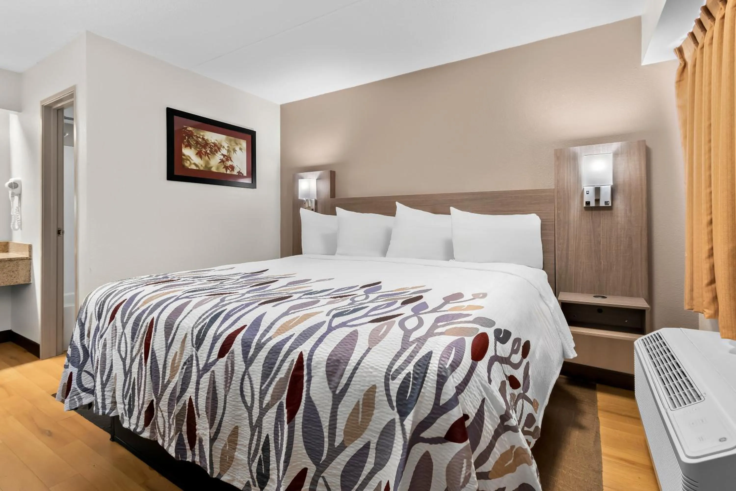 Photo of the whole room, Bed in Red Roof Inn Harrisburg North