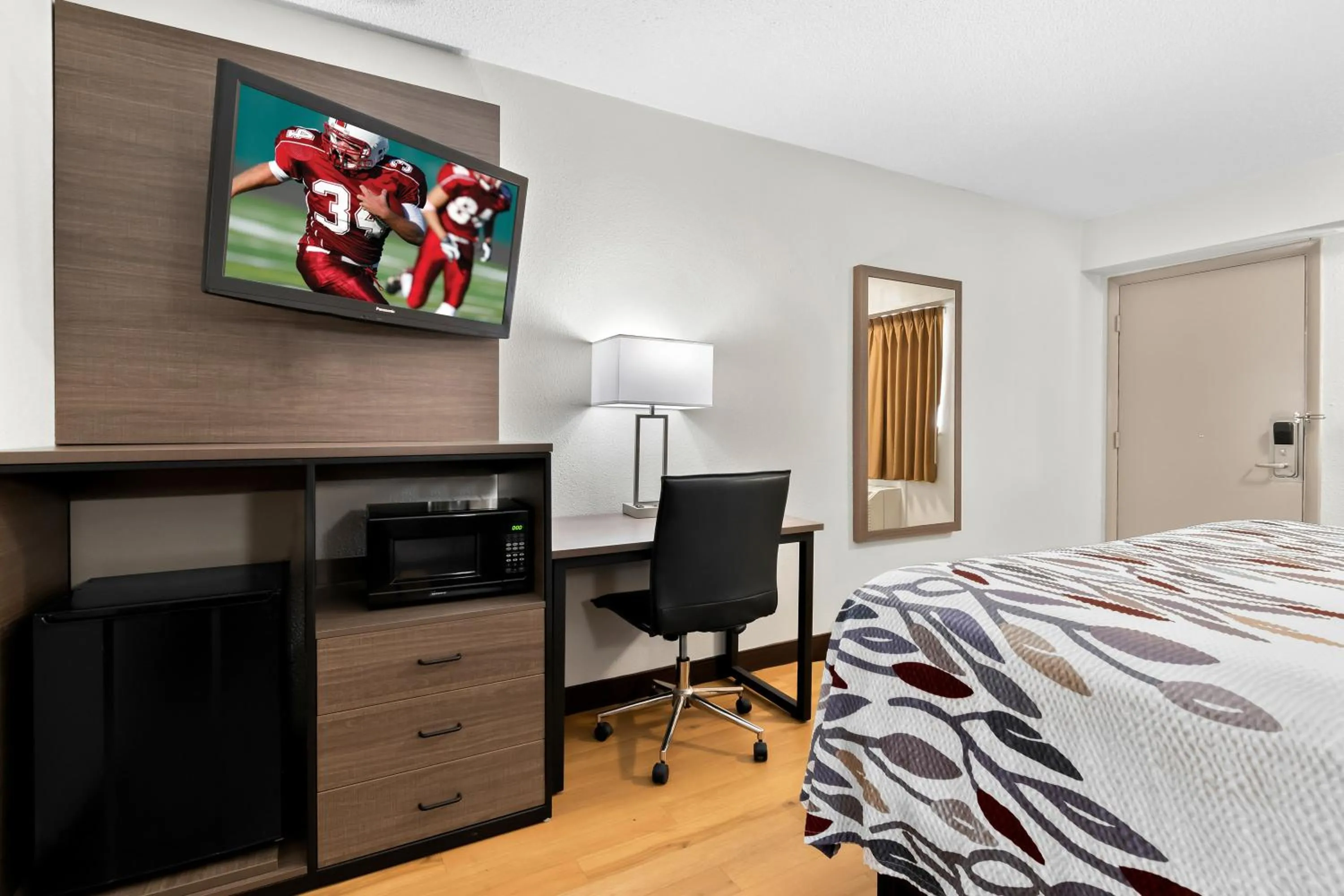 Bedroom, Bed in Red Roof Inn Harrisburg North