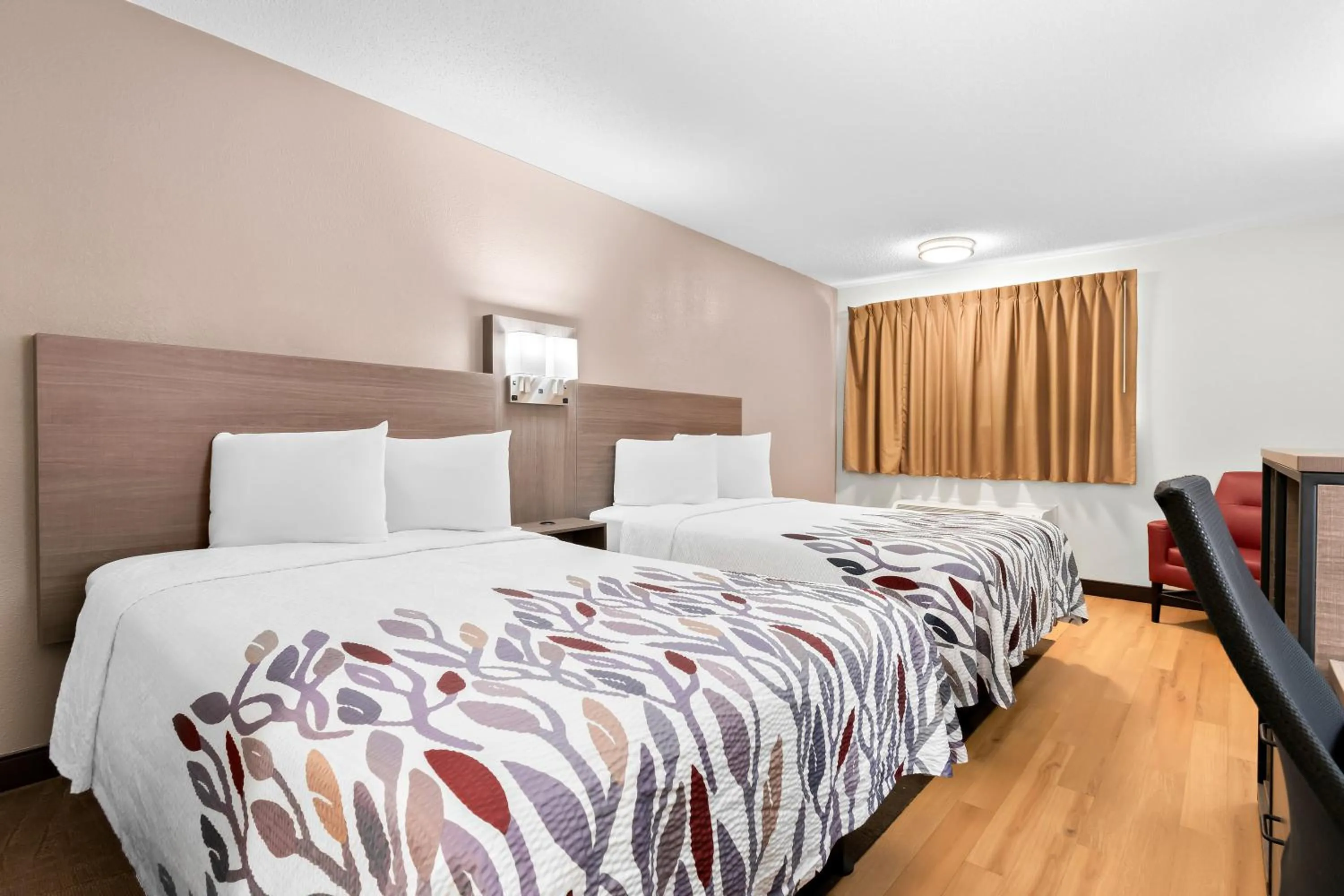 Photo of the whole room, Bed in Red Roof Inn Harrisburg North