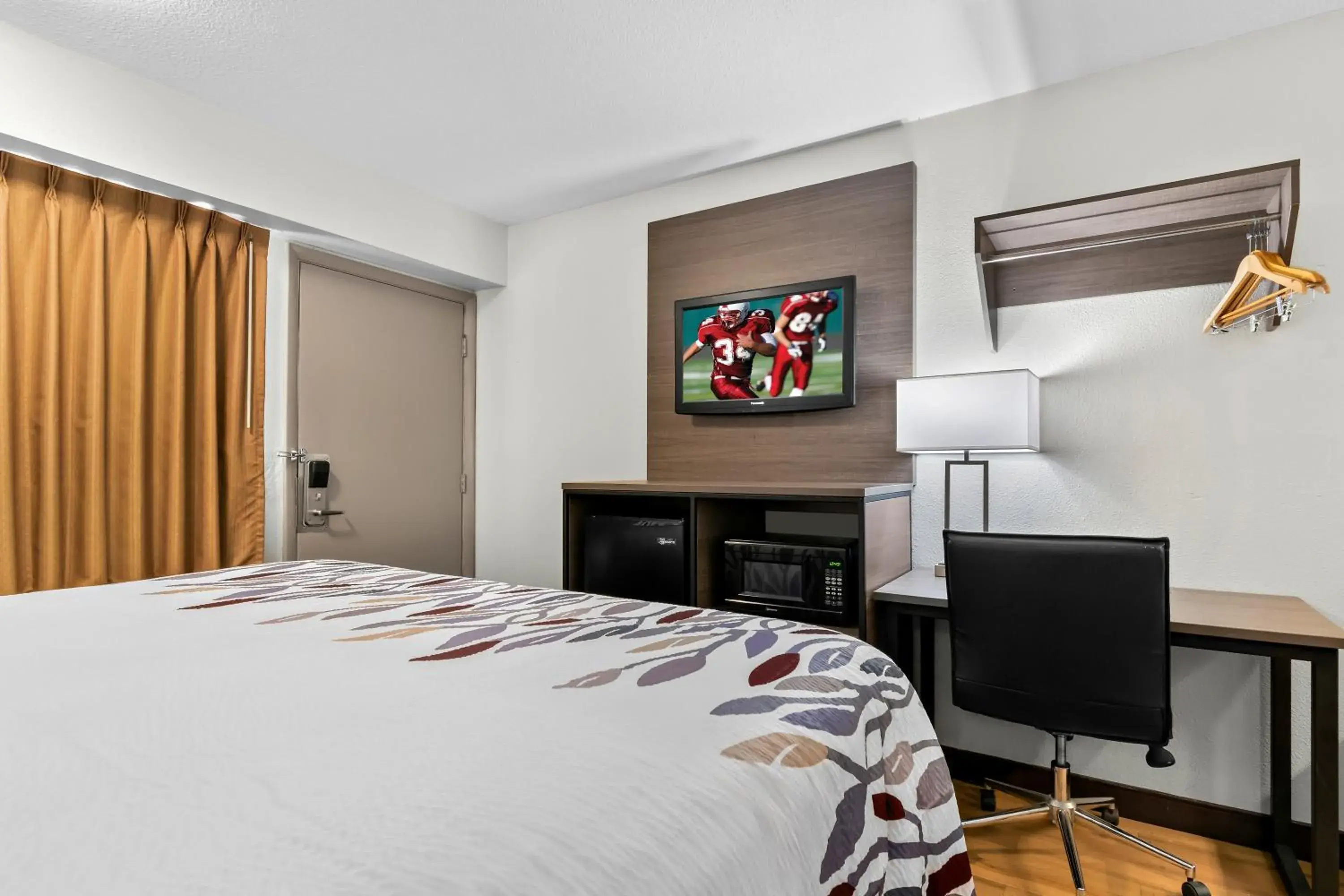 Photo of the whole room, Bed in Red Roof Inn Harrisburg North Photo of the whole room, Bed in Red Roof Inn Harrisburg North