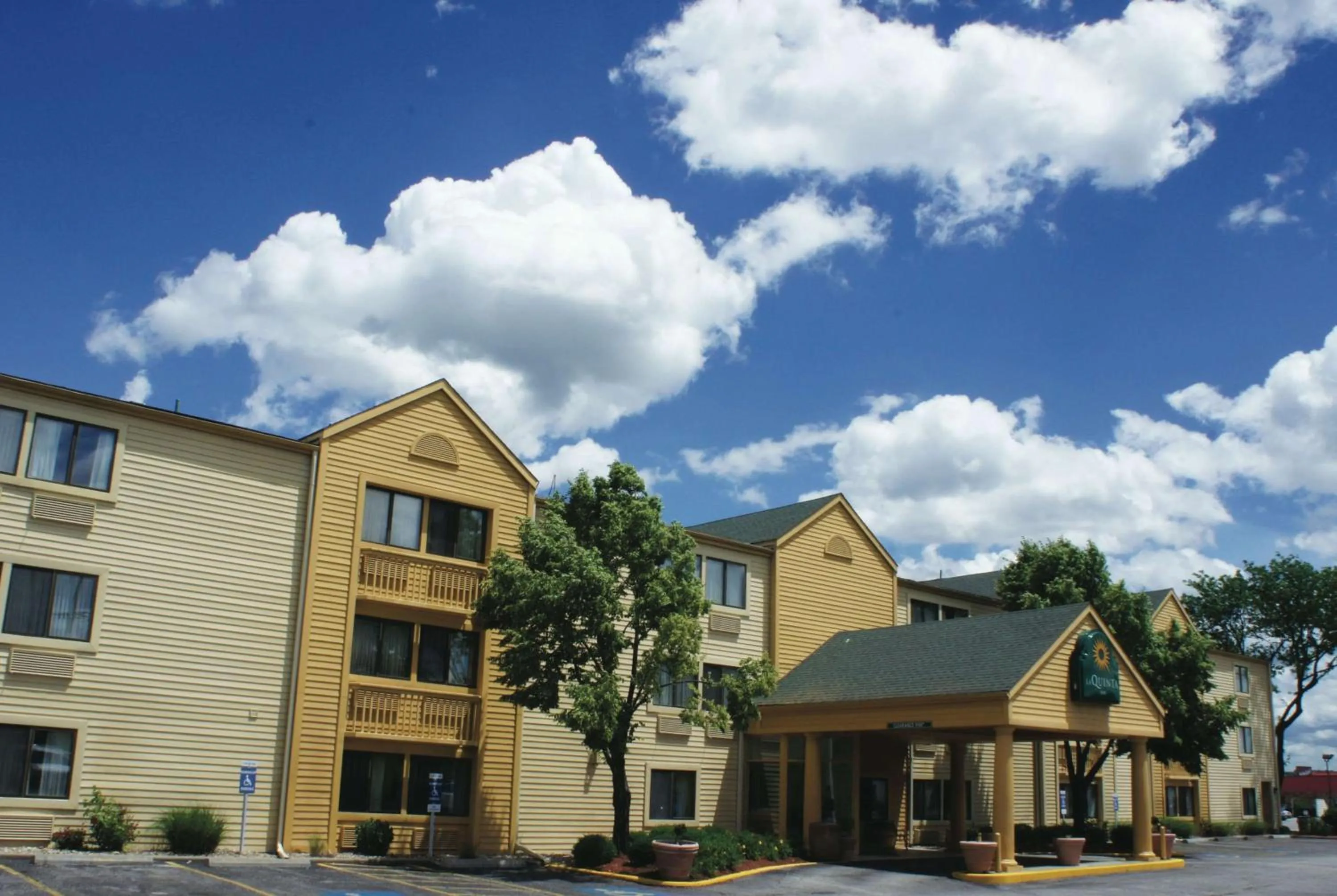 Property Building in La Quinta Inn by Wyndham Kansas City North