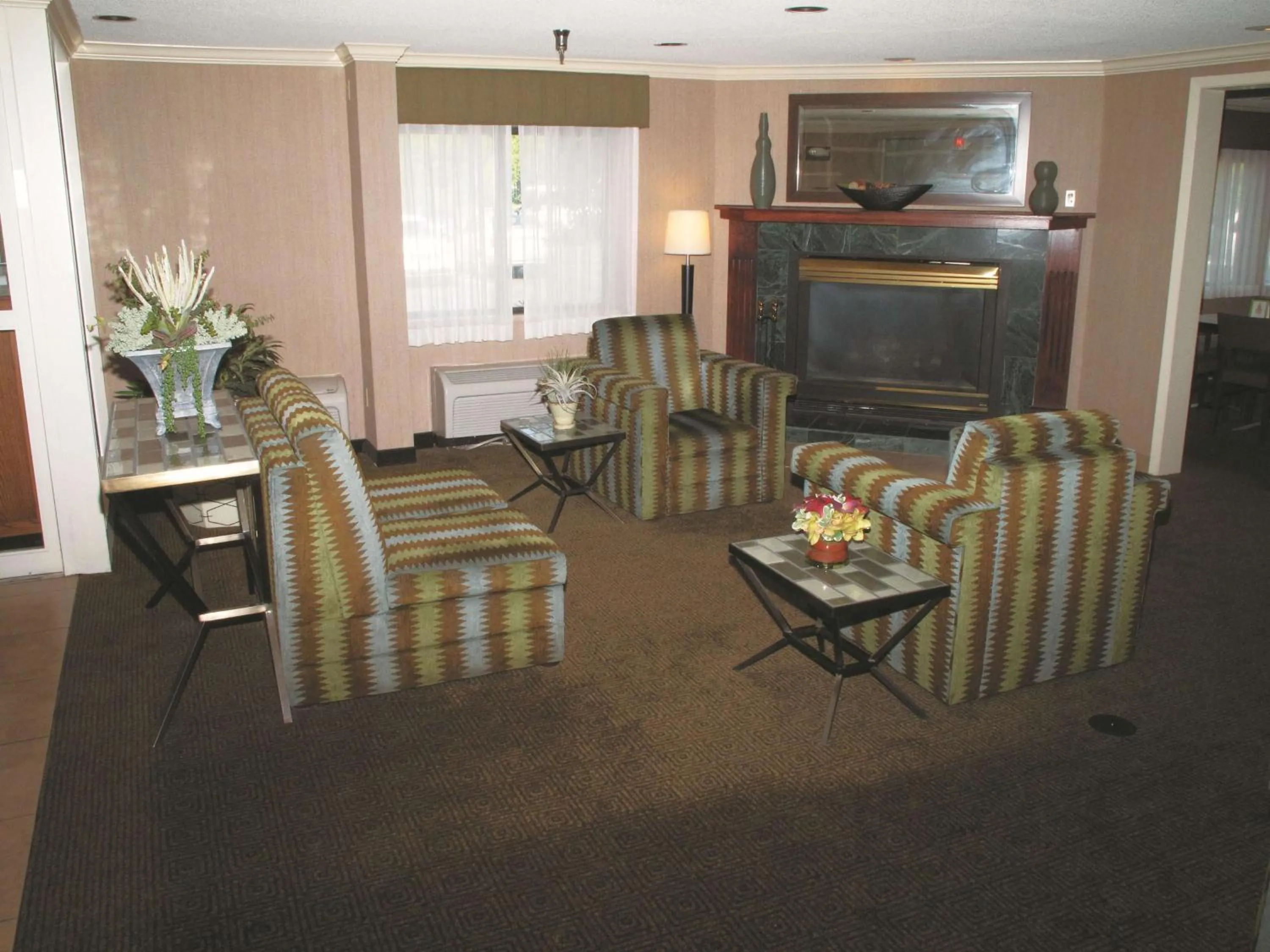 Lobby or reception, Seating Area in La Quinta Inn by Wyndham Kansas City North