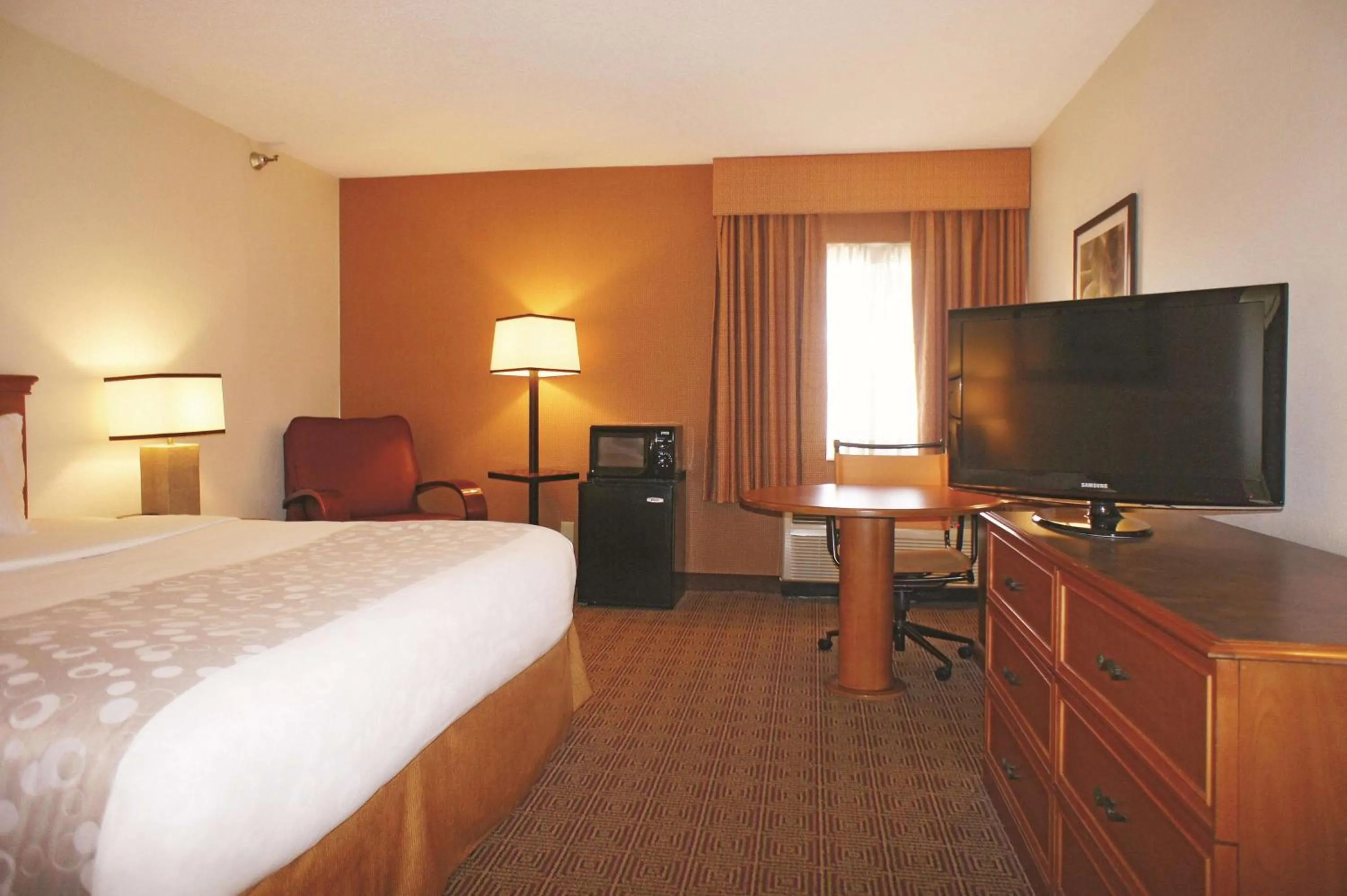 Photo of the whole room, TV/Entertainment Center in La Quinta Inn by Wyndham Kansas City North