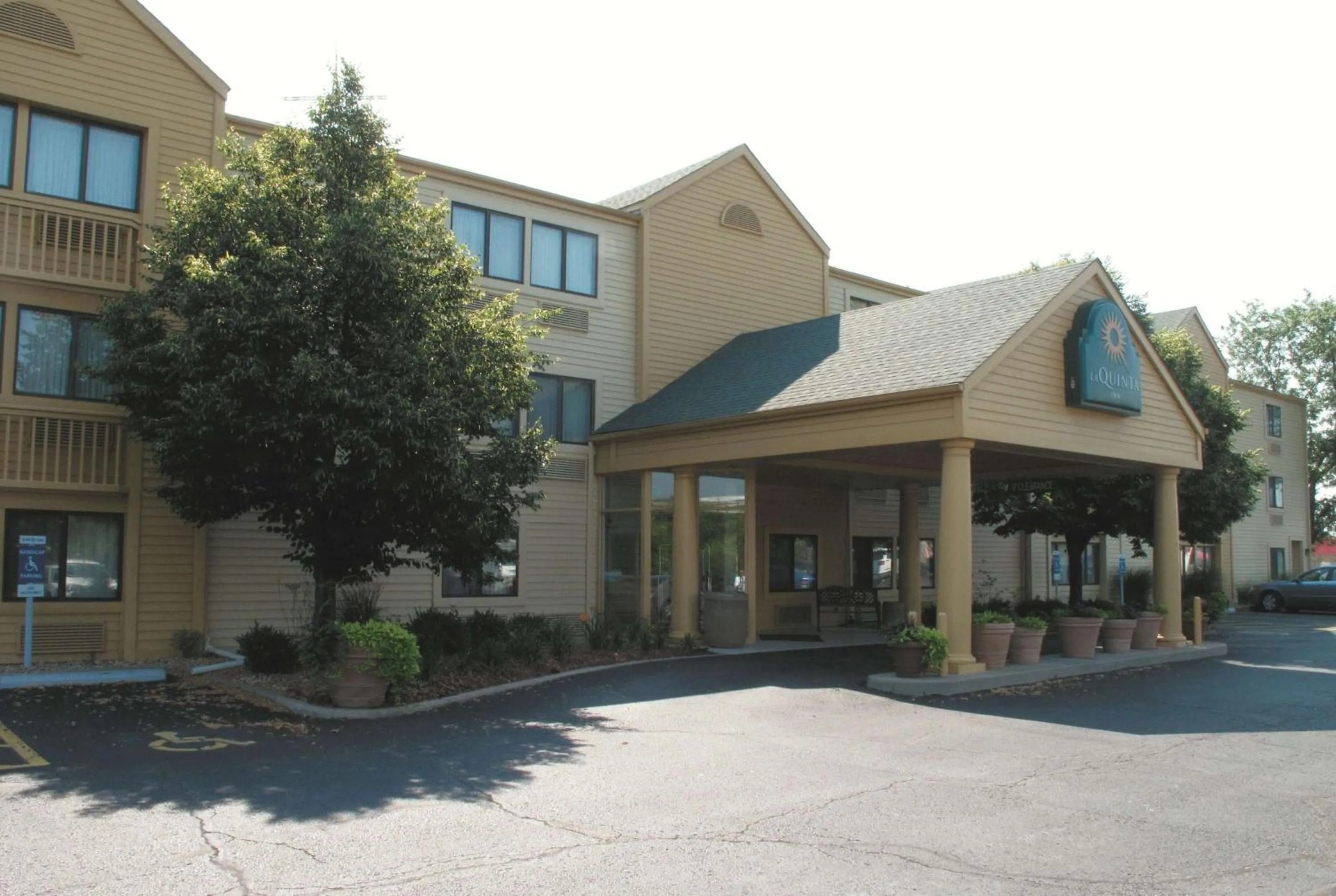 Property Building in La Quinta Inn by Wyndham Kansas City North