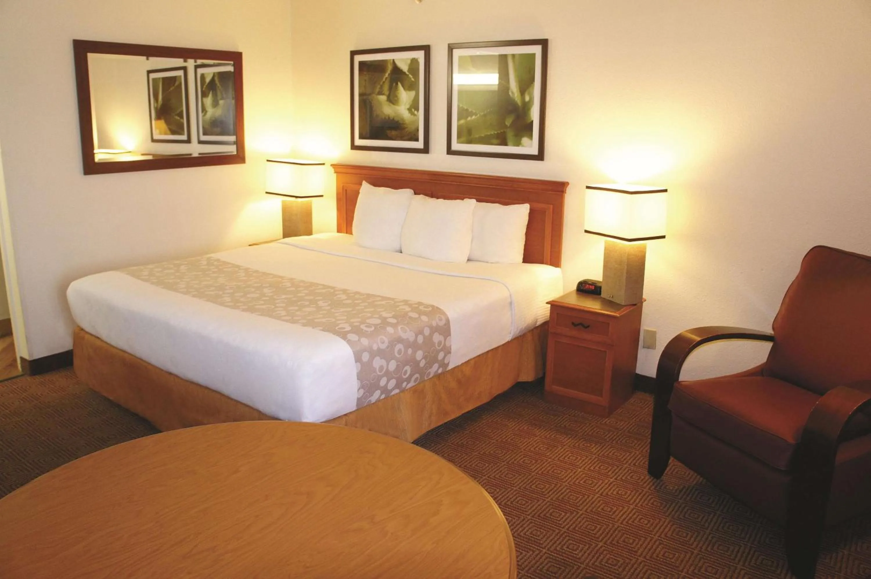 Photo of the whole room in La Quinta Inn by Wyndham Kansas City North