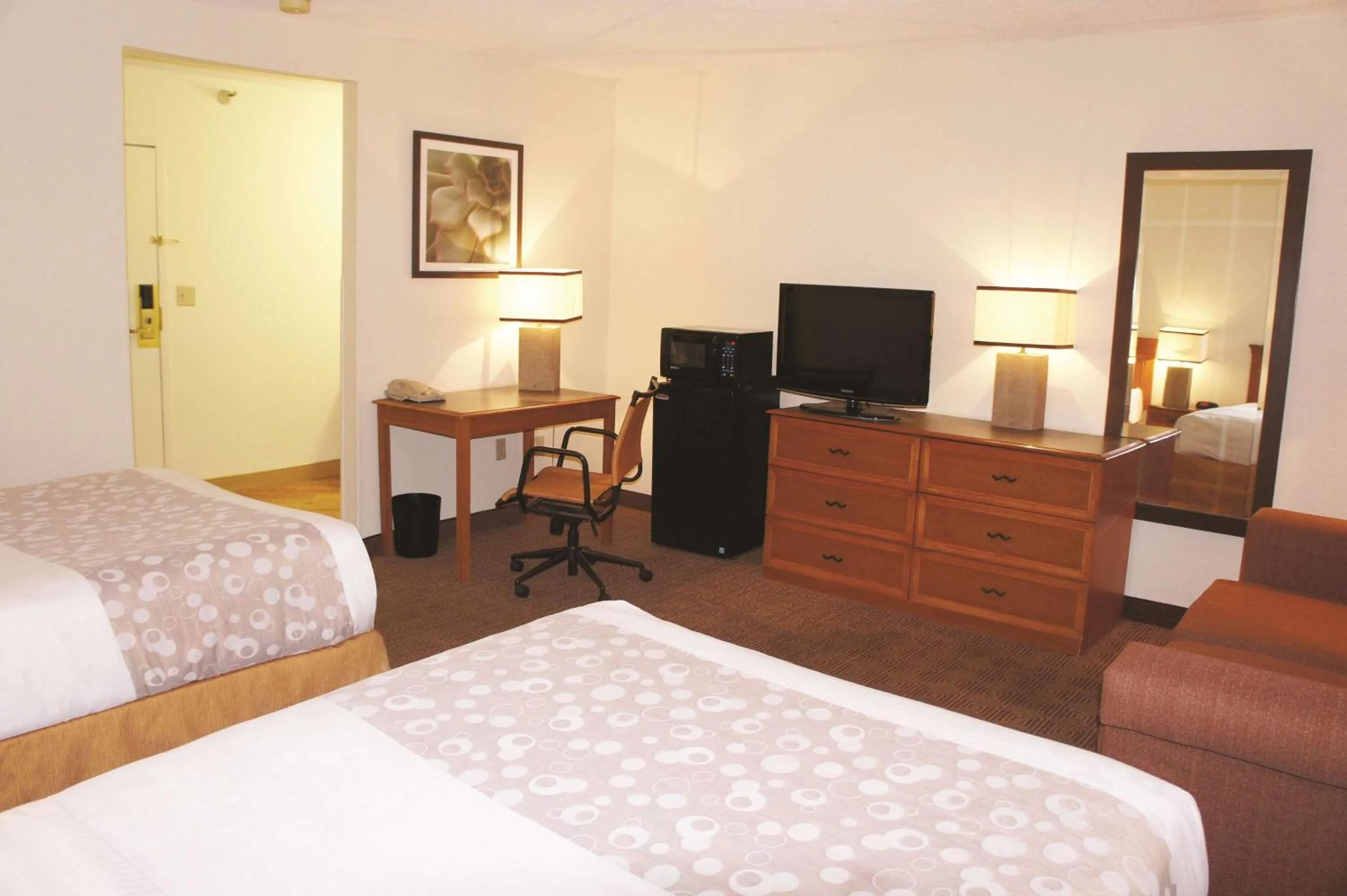 Photo of the whole room, TV/Entertainment Center in La Quinta Inn by Wyndham Kansas City North