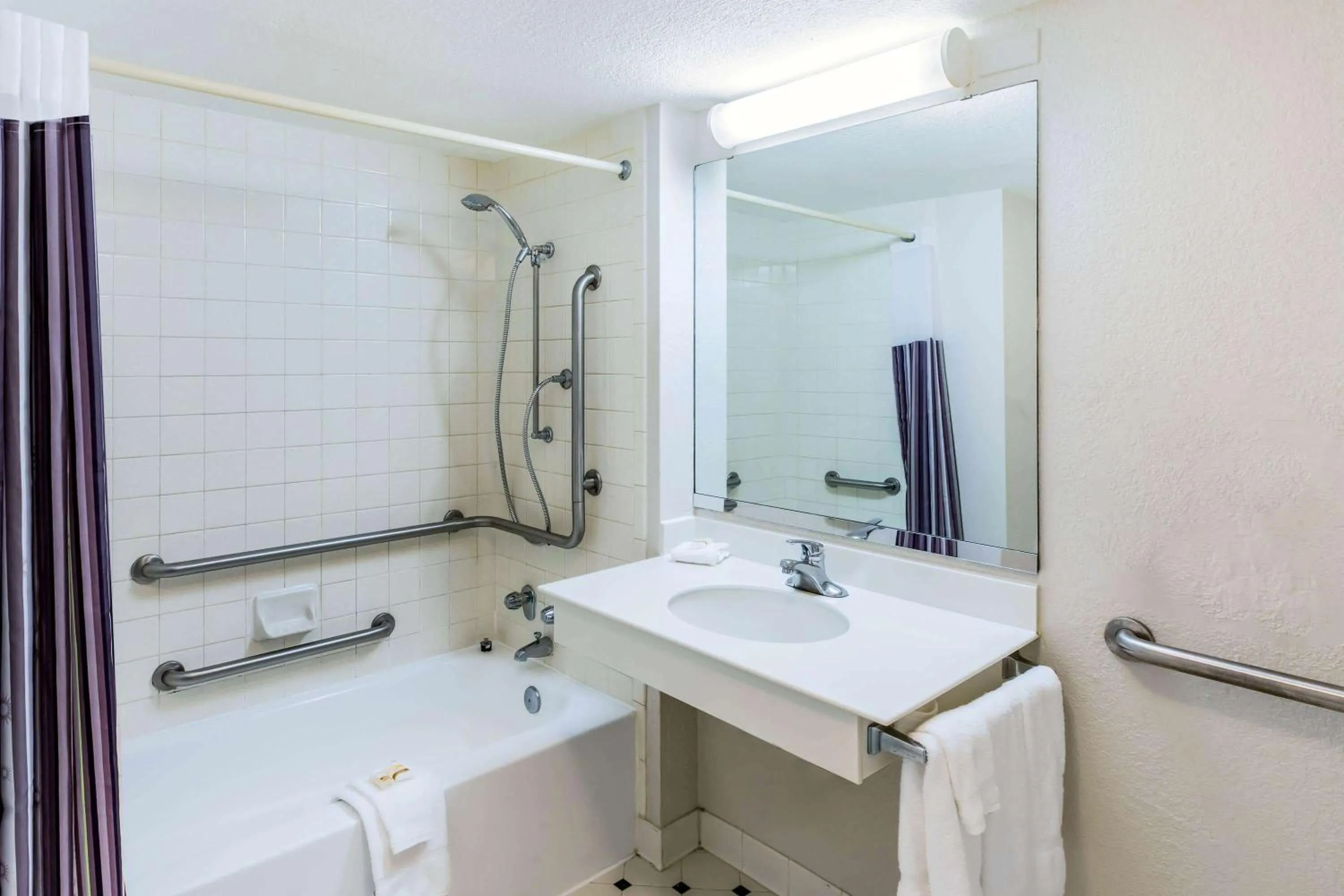 Bathroom in La Quinta Inn by Wyndham Lufkin