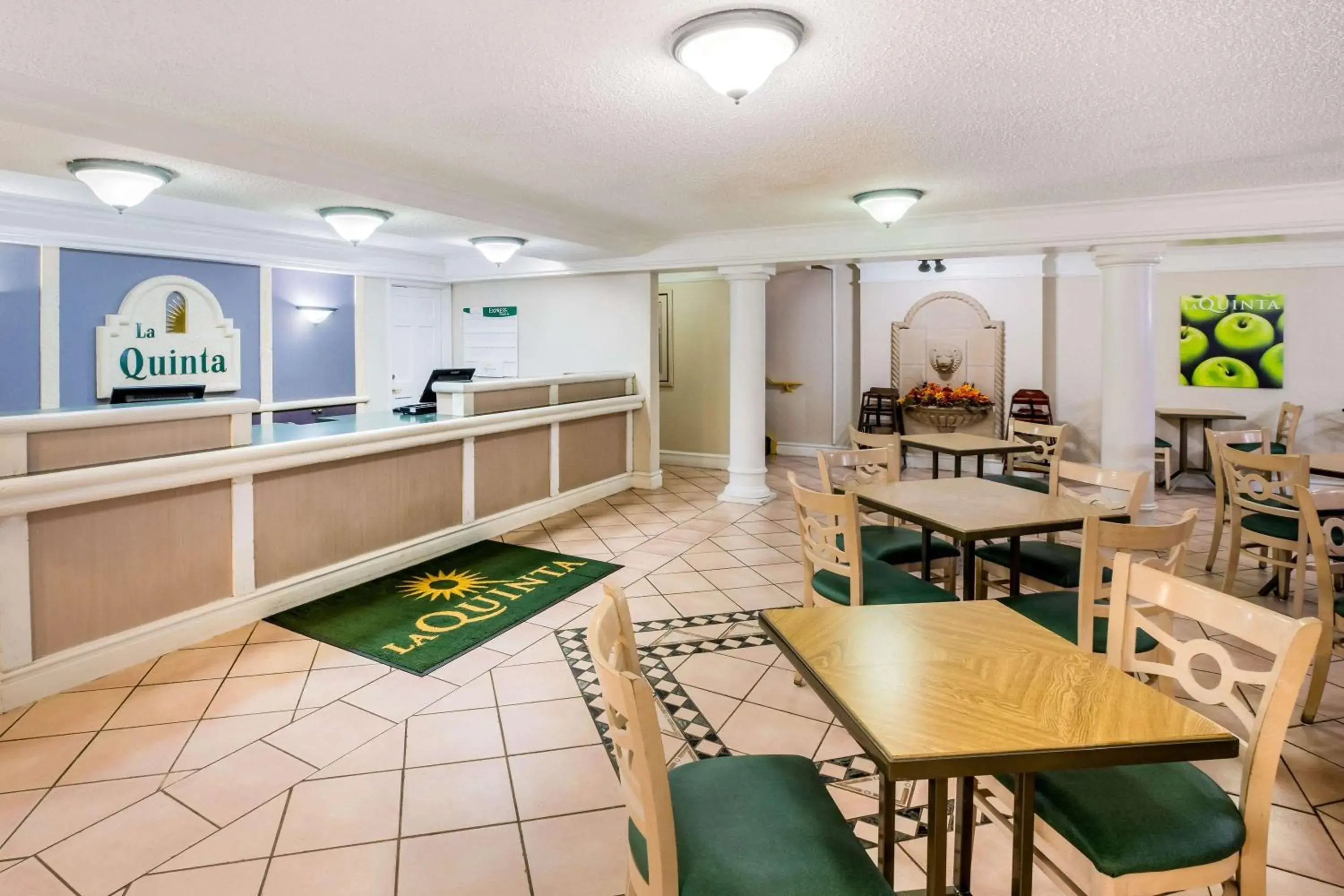 Lobby or reception in La Quinta Inn by Wyndham Lufkin Lobby or reception in La Quinta Inn by Wyndham Lufkin