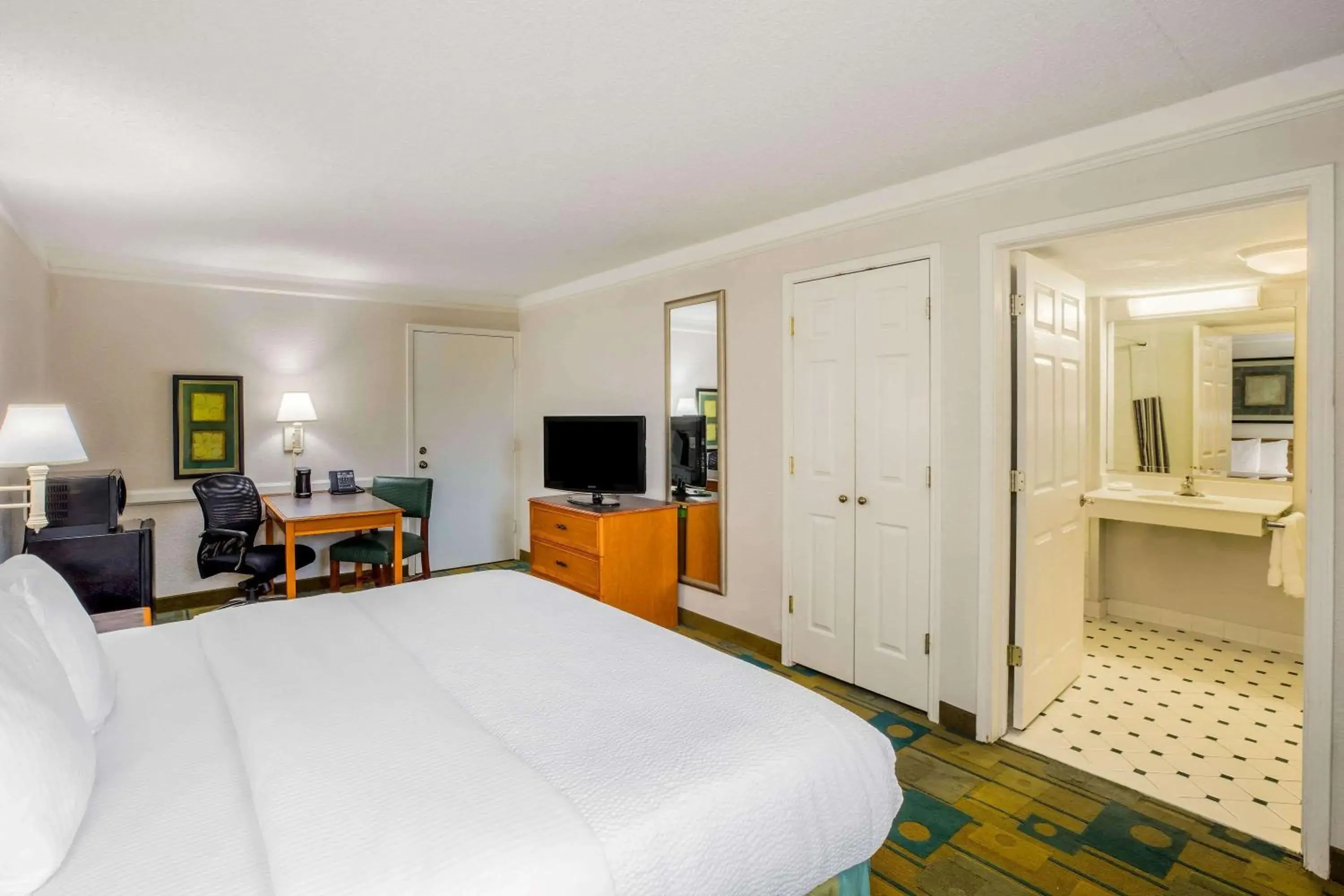 Photo of the whole room, Bed in La Quinta Inn by Wyndham Lufkin Photo of the whole room, Bed in La Quinta Inn by Wyndham Lufkin