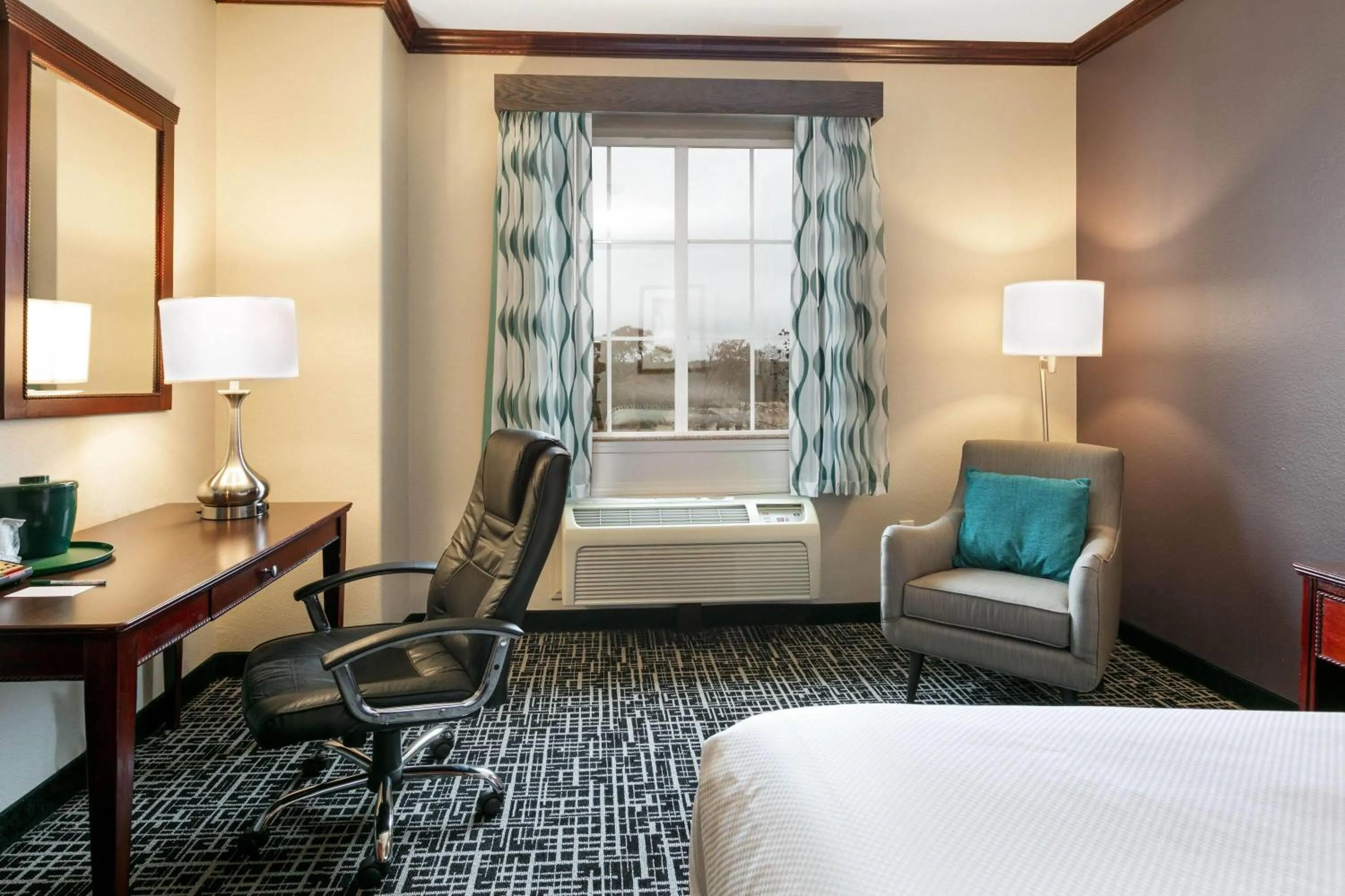 Photo of the whole room, Bed in La Quinta by Wyndham Lindale