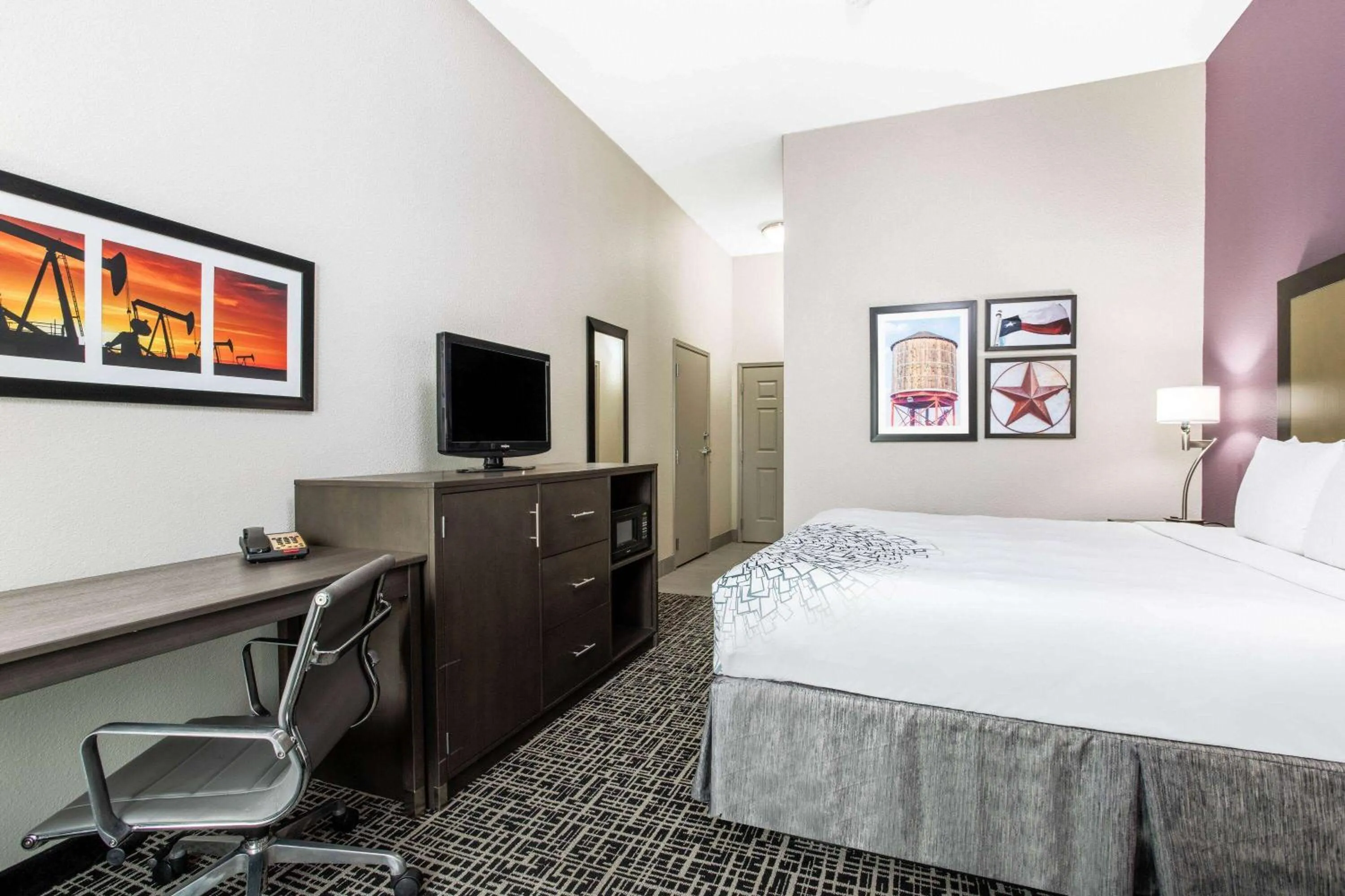 Photo of the whole room, Bed in La Quinta by Wyndham Hillsboro