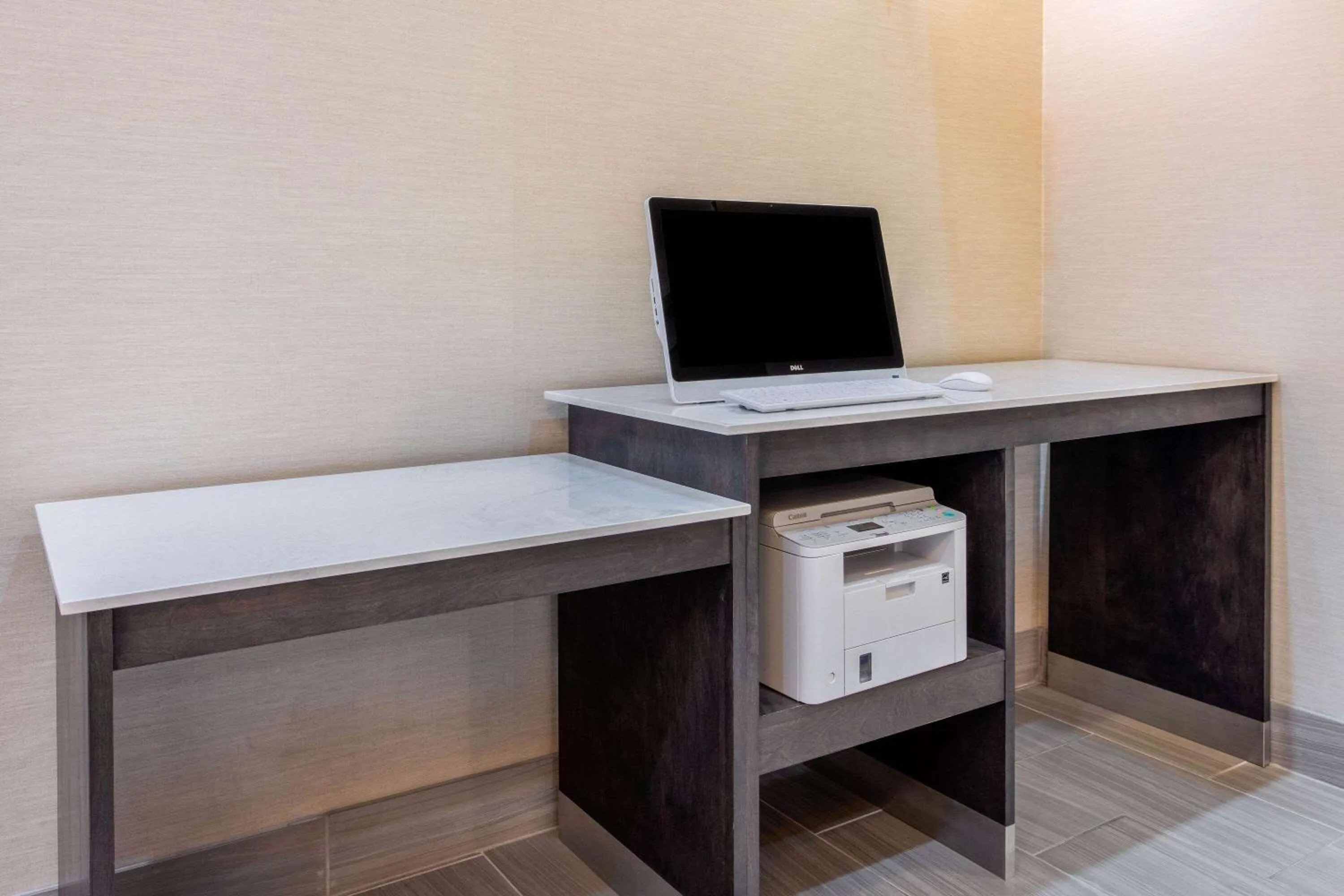 Business facilities in La Quinta by Wyndham Hillsboro