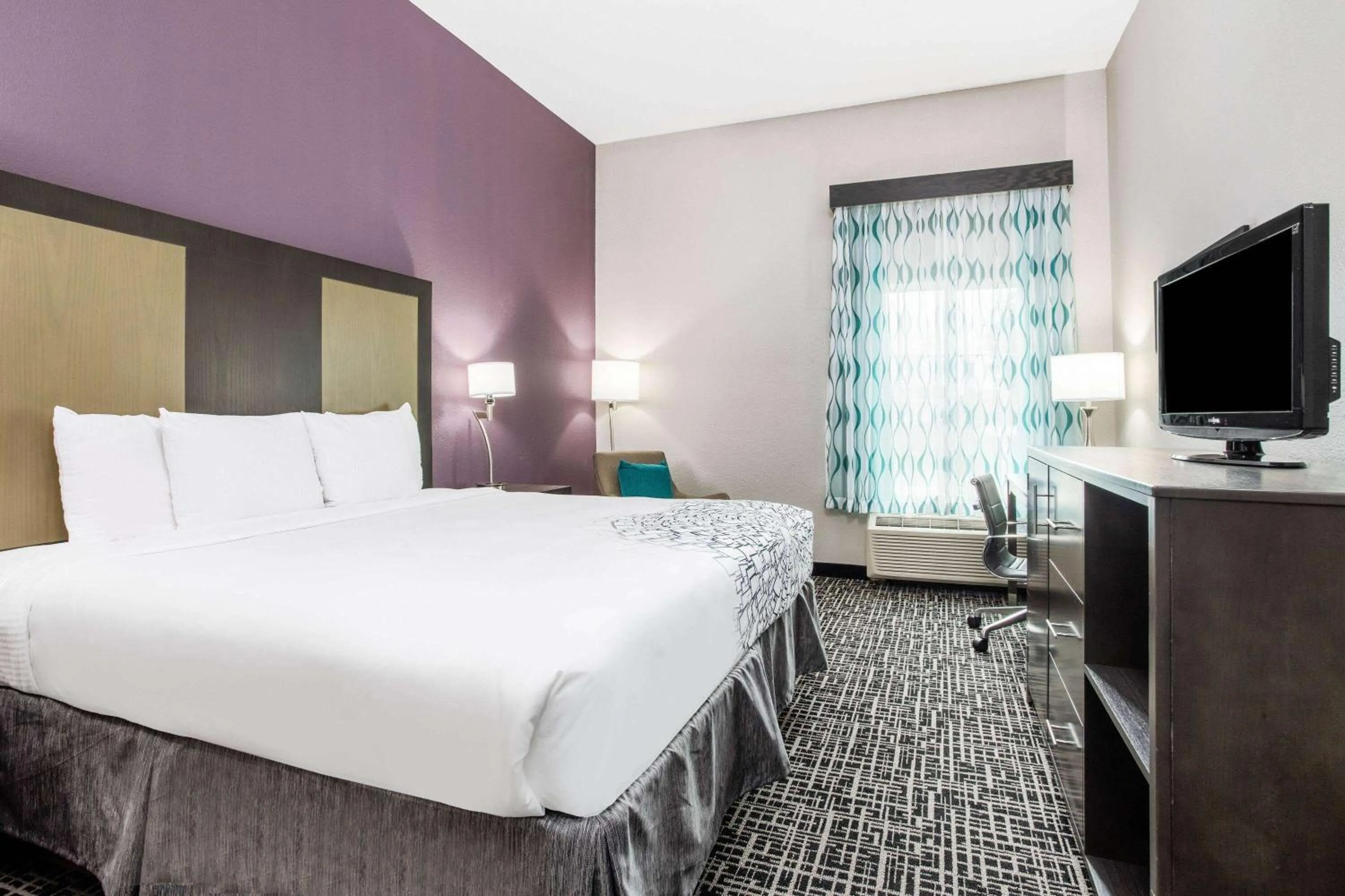 Photo of the whole room, Bed in La Quinta by Wyndham Hillsboro