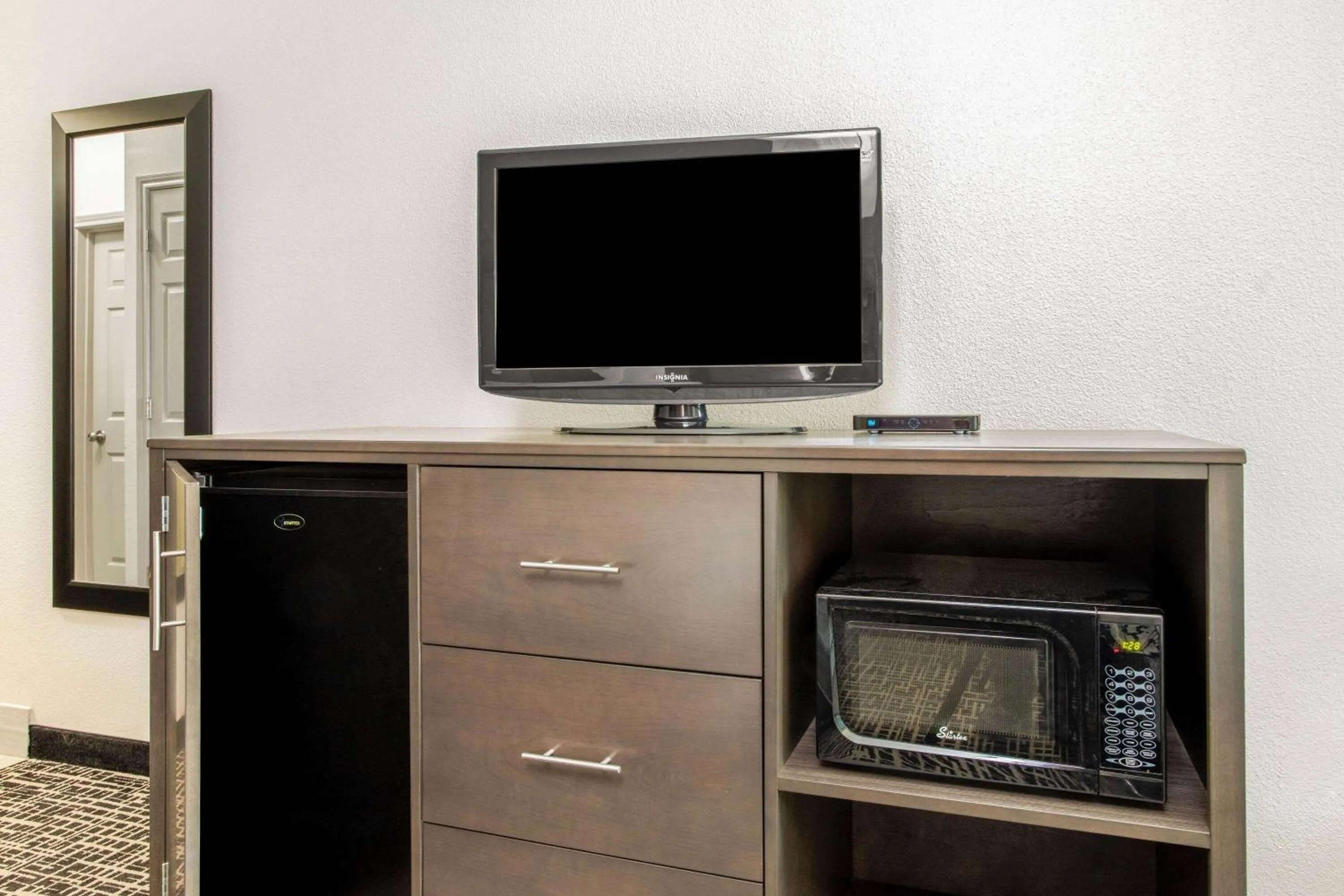 TV and multimedia in La Quinta by Wyndham Hillsboro