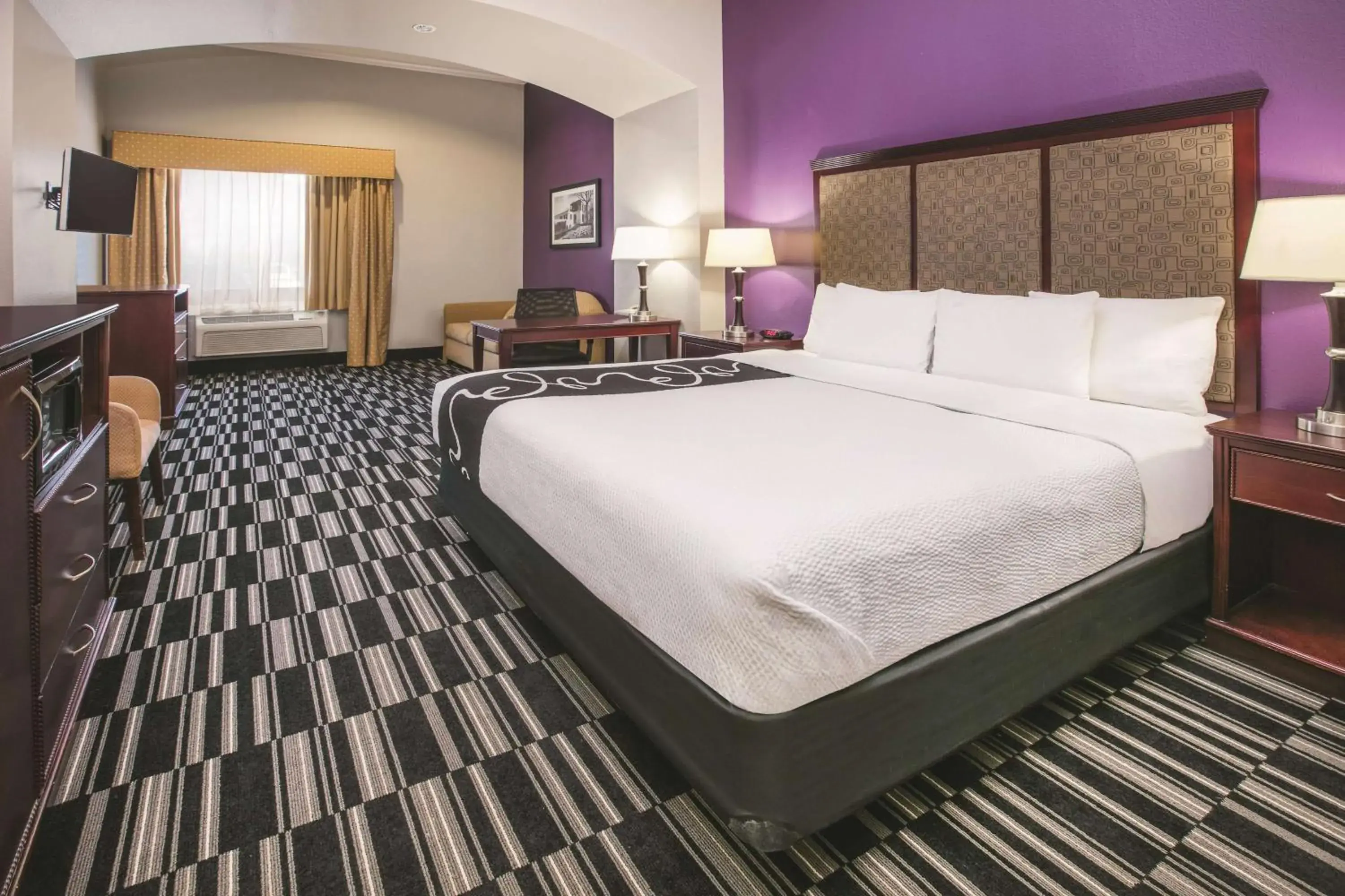 Executive King Room with Bath Tub - Mobility/Hearing Accessible - Non-Smoking in Baymont by Wyndham Dallas South-DeSoto Executive King Room with Bath Tub - Mobility/Hearing Accessible - Non-Smoking in Baymont by Wyndham Dallas South-DeSoto