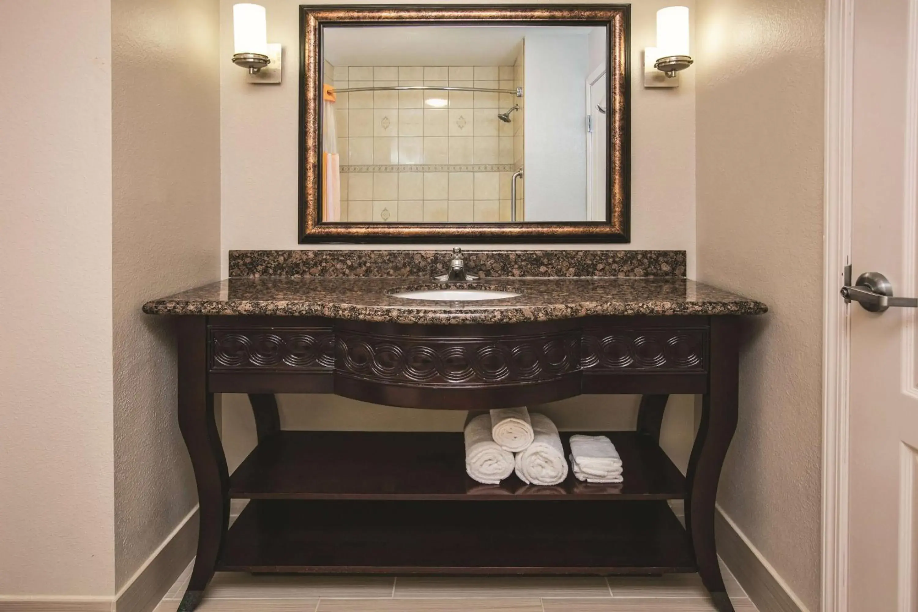 Photo of the whole room, Bathroom in La Quinta Inn & Suites by Wyndham Desoto