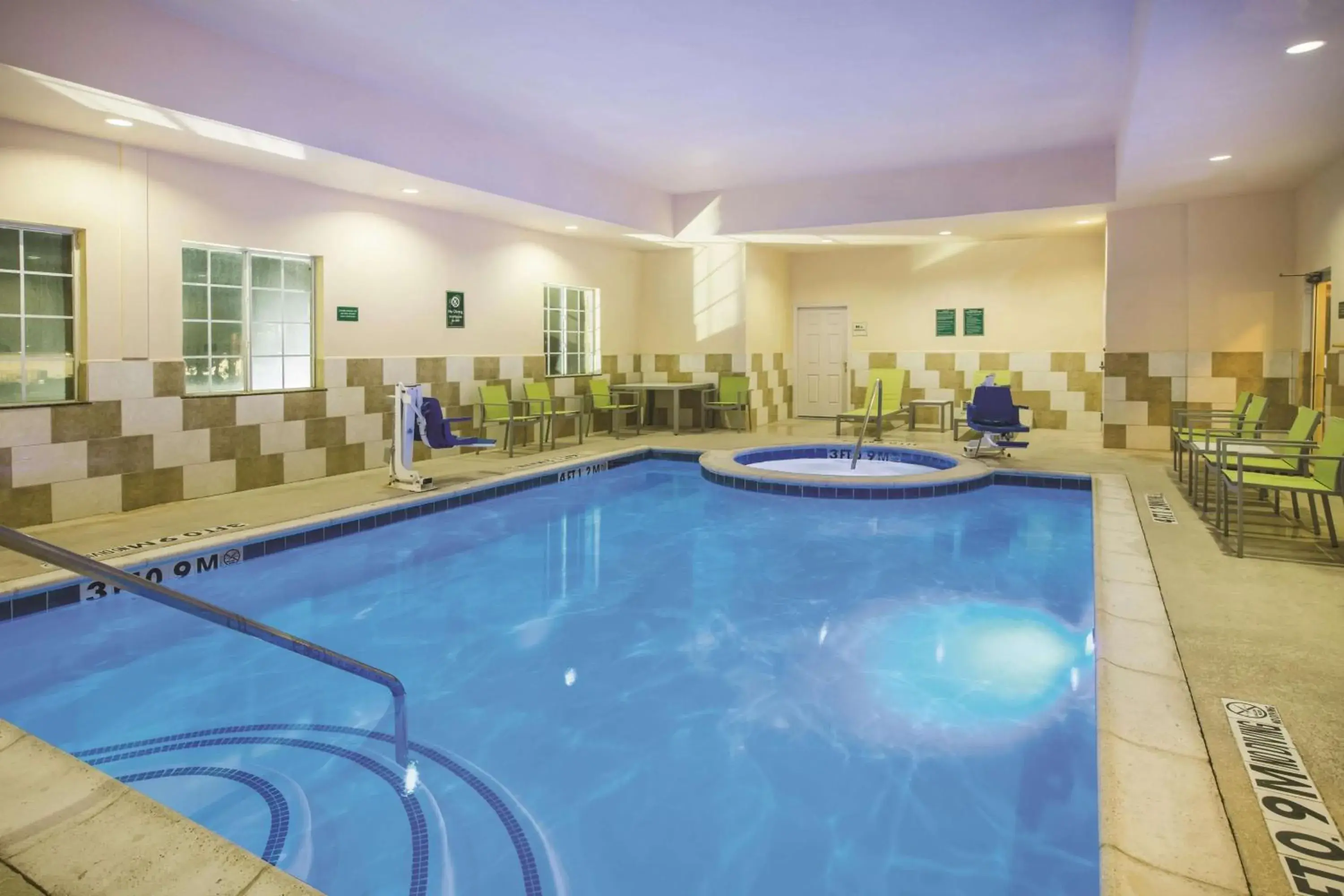 On site, Swimming Pool in La Quinta Inn & Suites by Wyndham Desoto