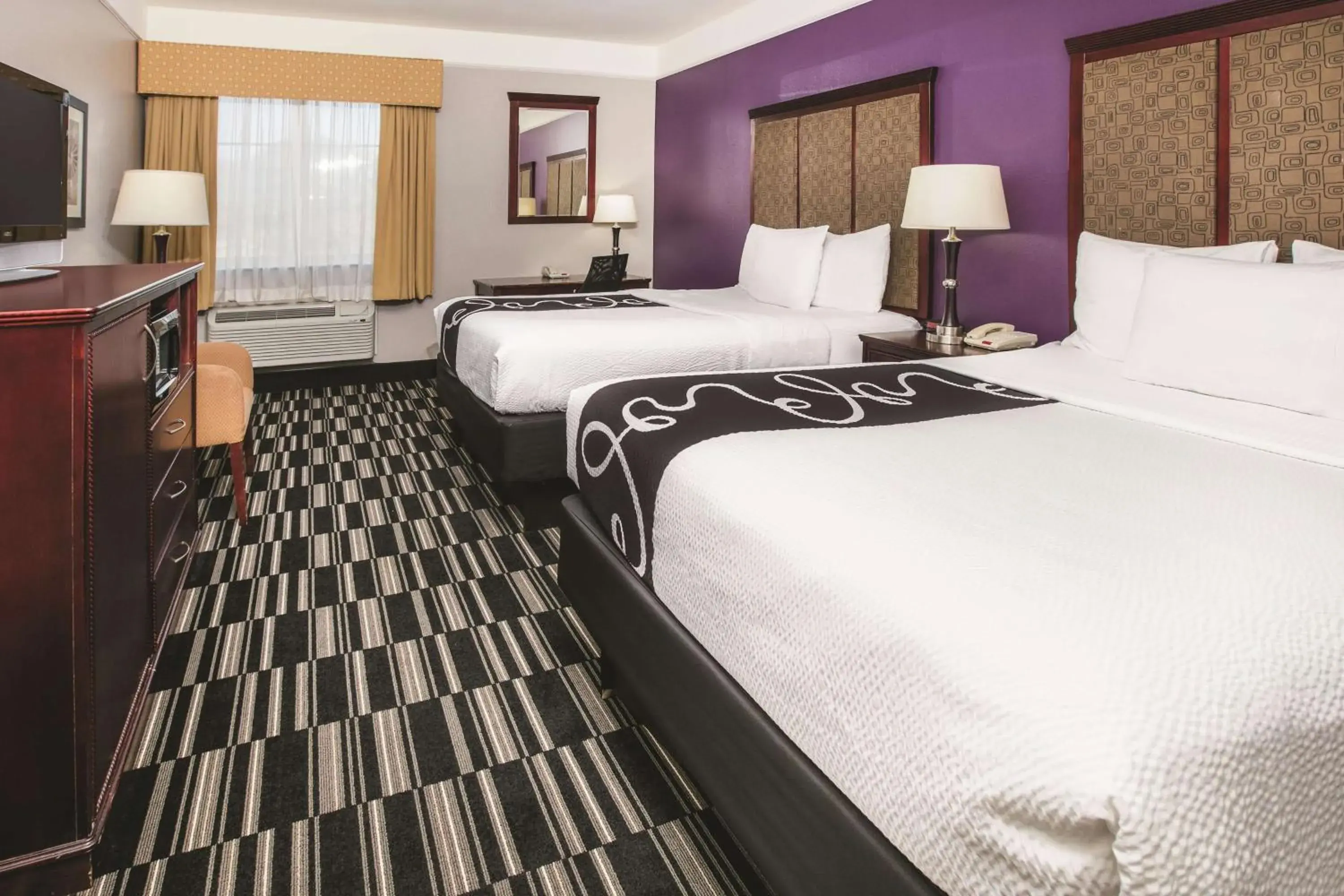 Photo of the whole room, Bed in La Quinta Inn & Suites by Wyndham Desoto