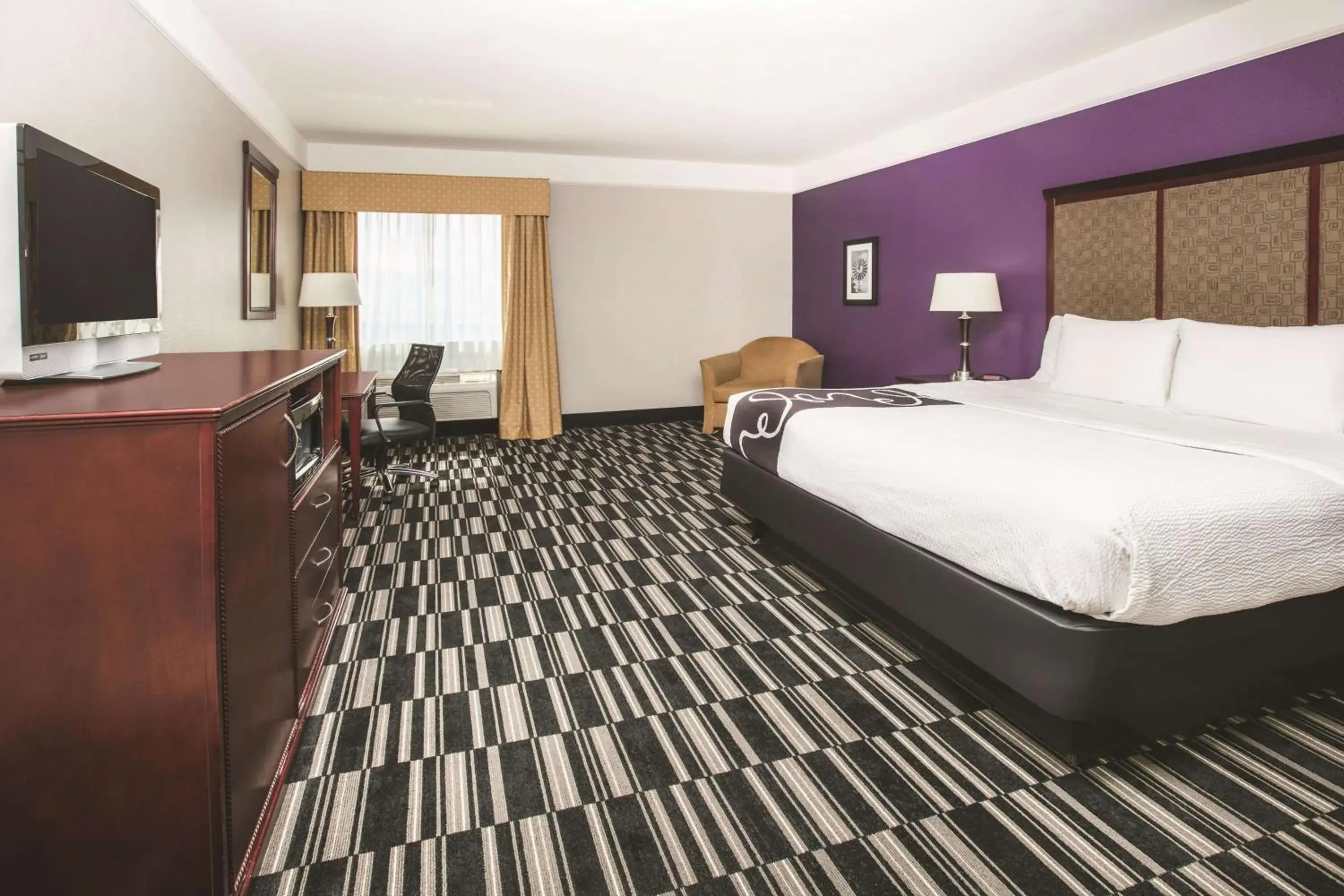 Photo of the whole room, Bed in La Quinta Inn & Suites by Wyndham Desoto